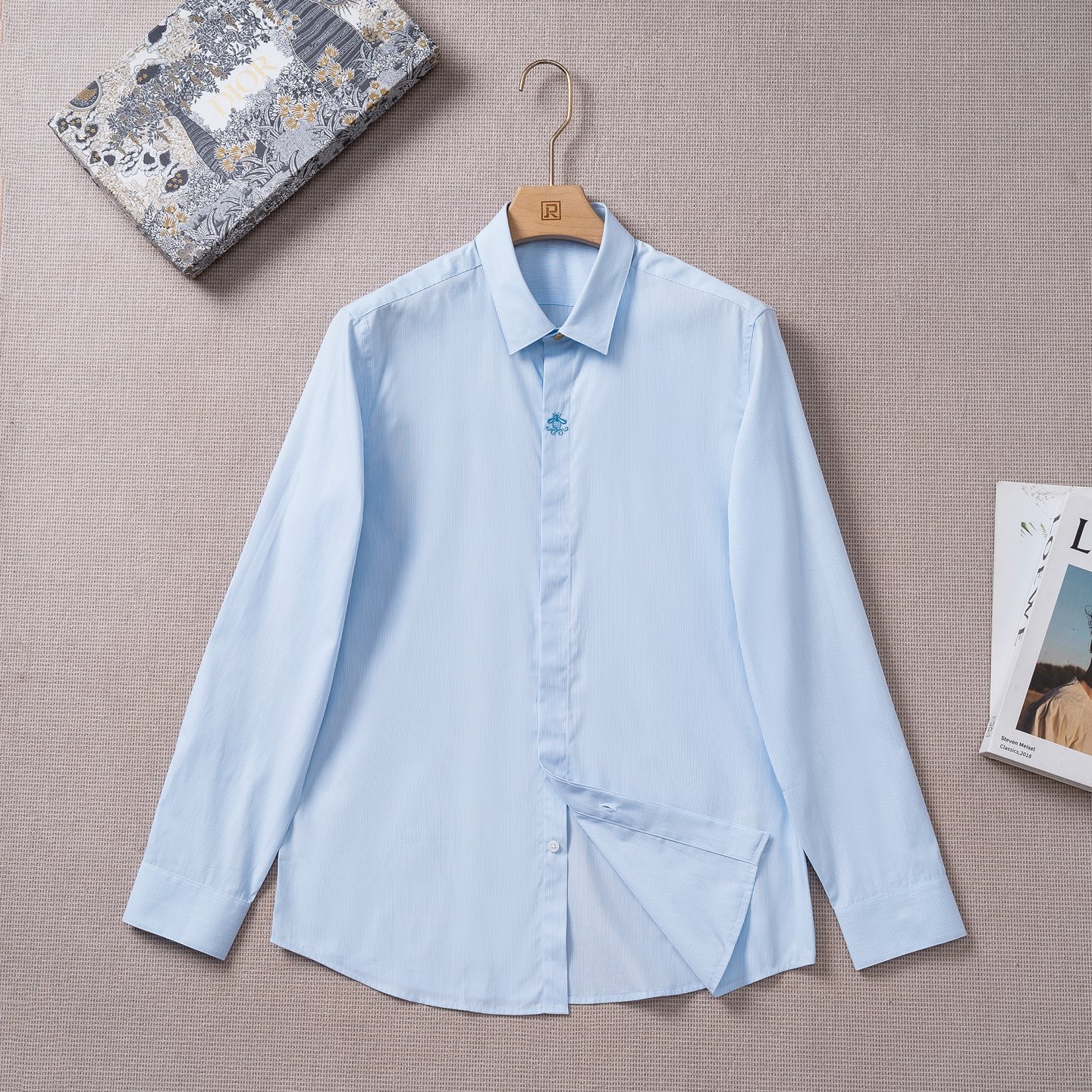 NO:844535,[New product launch] G’s 26 spring and summer fashion style long-sleeved shirt!  The high-end fashion aesthetic design combined with the three-dimensional cutting pattern makes the wear more comfortable and ornamental. The top-grade Swiss ALUMO company's 120-count pure cotton-dyed pinstripe fabric has been treated with a no-iron process. The fabric has extremely high texture and comfort, excellent gloss, excellent skin-friendliness and breathability, and the texture reveals a sense of high-end luxury and gorgeousness!  The buttons are natural deep-sea shell buttons, each with a unique texture and excellent luster. The collar is made of metal buckles forged with cutting-edge electroplating alloy technology, with a delicate LOGO engraved on it, giving it a luxurious feel!  The 2026 spring and summer men's series is a journey of inheritance and innovation rooted in the classics of the G family brand. This regular-fitting shirt is crafted from light blue striped cotton poplin and decorated with double G bee embroidery details on the placket, showing a timeless and exquisite style. A shirt with high mix-matchability, it can be both commuting and casual, elegant and harmonious, and has no age limit. It can interpret various styles and is a fashionable item with high control!  Size 38-42, size 39, shoulder width 46, bust 108, sleeve length 62.5, clothing length 76,,gucci,shirts,19860909【新品上市】 G家26春夏时装款长袖衬衫！ 高端的时尚美学设计结合立体裁剪的版型,使穿着更具舒适性和观赏性. 甄选的顶级瑞士ALUMO阿鲁姆公司120支纯棉色织细条纹面料,经过免烫工艺处理,面料质感与舒适度极高,光泽度极好,亲肤性与透气性绝佳,肌理透着高级奢华感和华丽感！ 纽扣为天然深海贝壳扣,每粒都有着独一无二的纹路,光泽感极好.领口采用顶尖电镀合金工艺锻造的金属扣,上面镌刻有精美LOGO,尽显奢侈感！ 2026年春夏男士系列,是一场根植于G家品牌经典的传承与创新之旅.这款常规版型衬衫采用浅蓝色条纹棉府绸匠心打造,饰以门襟双G蜜蜂刺绣细节,彰显历久弥新的精致格调.混搭性极高的一款衬衫,通勤亦休闲,亦庄亦谐,无年龄层次限定,可以诠释各种造型风格,属于驾驭度极高的时髦单品！ 尺码38-42 39码 肩宽46 胸围108 袖长62.5 衣长76,,gucci,shirts,,Men's clothing