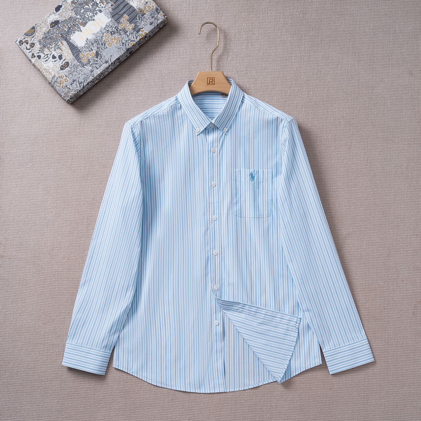 NO:844548,[New product launch] Ralph Lauren 26 spring and summer fashion long-sleeved shirt!  The high-end fashion aesthetic design combined with the three-dimensional cutting version makes the wear more comfortable and ornamental. The top-grade Swiss ALUMO company's 120-count pure cotton-dyed striped fabric has been treated with a no-iron process. The fabric has extremely high texture and comfort, excellent gloss, excellent skin-friendliness and breathability, and the texture reveals a sense of high-end luxury and gorgeousness!  The buttons are natural deep-sea shell buttons, each with a unique texture and excellent luster. Ralph Lauren shirts are a symbol of American elegance and classic style. Since the brand was founded in 1967, it has always been famous for its excellent quality and unique design, becoming a benchmark in the global fashion industry. Pony embroidery on the patch pocket is the brand's classic logo, highlighting quality and identity.  Style and matching: Pair business casual with trousers or a suit jacket to show a smart temperament. Pair with jeans or khakis for daily casual wear, easy and casual. Trendy layered with T-shirts or knitted vests to create a fashionable layering. Ralph Lauren shirts are not only a piece of clothing, but also a reflection of a lifestyle. Whether commuting, leisure or social occasions, it can bring you elegance and confidence. Size 38-42 39 Size 39 Shoulder width 46 Bust 108 Sleeve length 62.5  Length 76,,jeans,jackets & coats,shirts,tees,t-shirt,business suit,19860909【新品上市】 拉夫*劳伦26春夏时装款长袖衬衫！ 高端的时尚美学设计结合立体裁剪的版型,使穿着更具舒适性和观赏性. 甄选的顶级瑞士ALUMO阿鲁姆公司120支纯棉色织条纹面料,经过免烫工艺处理,面料质感与舒适度极高,光泽度极好,亲肤性与透气性绝佳,肌理透着高级奢华感和华丽感！ 纽扣为天然深海贝壳扣,每粒都有着独一无二的纹路,光泽感极好. 拉夫*劳伦衬衫,美式优雅与经典风格的象征.自1967年品牌创立以来,始终以卓越品质和独特设计闻名,成为全球时尚界的标杆.贴袋小马刺绣是品牌的经典标识,彰显品质与身份. 风格与搭配,商务休闲搭配西裤或西装外套,展现干练气质.日常休闲搭配牛仔裤或卡其裤,轻松随性.潮流叠穿搭配T恤或针织背心,打造时尚层次感. 拉夫劳伦衬衫不仅是一件衣物,更是一种生活方式的体现.无论是通勤、休闲还是社交场合,它都能为你带来优雅与自信. 尺码38-42 39码 肩宽46 胸围108 袖长62.5 衣长76,,jeans,jackets & coats,shirts,tees，t-shirt,business suit,,Men's clothing