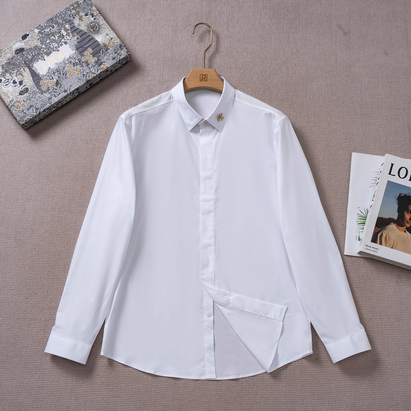 NO:844569,[New product launch] D’s 26 spring and summer fashion style long-sleeved shirt!  The high-end fashion aesthetic design combined with the three-dimensional cutting pattern makes it more comfortable and enjoyable to wear. The top-grade Swiss ALUMO company's 100-count double-yarn pure cotton elastic fabric is selected and processed with a no-iron process. The fabric texture and comfort are extremely high, and the texture and texture reveal a sense of luxury.  The buttons are natural deep-sea shell buttons, each with a unique texture and excellent luster; Jieying uses top-notch electroplating alloy technology to forge the metal buckle, with an exquisite LOGO engraved on it, showing a sense of luxury!  This item is a classic item of the D family, retaining the purest and natural minimalist line of Di*or, clean and high-end tailoring, and taking the minimalist aesthetics to the extreme. This shirt reinterprets the classic item in the men's wardrobe. It is carefully made of imported cotton poplin, and the collar is embroidered with the golden D family letter bee logo, presented in exquisite embroidery. The visual effect is extremely fashionable and stunning, highlighting the high-end and gorgeousness of this item, which is very eye-catching!  This shirt is highly mixable and can be used for both commuting and leisure, sophistication and harmony. It has no age limit and can be used to interpret various styling styles. It is a fashionable item with a high degree of control. It can support the entire appearance in the matching season, and the upper body is full of temperament!  It looks great whether worn underneath or on its own!  Size 38-42, size 39, shoulder width 46, bust 108, sleeve length 62.5, clothing length 76,, dior, shirts,19860909【新品上市】D家26春夏时装款长袖衬衫！ 高端的时尚美学设计结合立体裁剪的版型,使穿着更具舒适性和观赏性. 甄选的顶级瑞士ALUMO阿鲁姆公司100支双纱纯棉弹力面料,经过免烫工艺处理,面料质感与舒适度极高,肌理纹路透着高级感. 纽扣为天然深海贝壳扣,每粒都有着独一无二的纹路,光泽感极好；介英采用顶尖电镀合金工艺锻造的金属扣,上面镌刻有精美LOGO,尽显奢侈感！ 该款单品是D家经典款,保留迪*奥最纯粹且自然的极简路线,干净且高级剪裁,将极简主义美学发挥到极致.这款衬衫重新诠释男士衣橱里的经典单品. 甄选进口棉府绸精心制作,衣领饰以金色D家字母蜜蜂标志刺绣,以精美刺绣体呈现,视觉效果极为时髦惊艳,彰显了该单品的高级与华丽感,非常吸睛！ 混搭性极高的一款衬衫,通勤亦休闲,亦庄亦谐,无年龄层次限定,可以诠释各种造型风格,属于驾驭度极高的时髦单品,在搭配季可以撑起整个颜值担当,上身满满的气质感！无论内搭还是单穿都非常出彩！ 尺码38-42 39码 肩宽46 胸围108 袖长62.5 衣长76,,dior,shirts,,Men's clothing