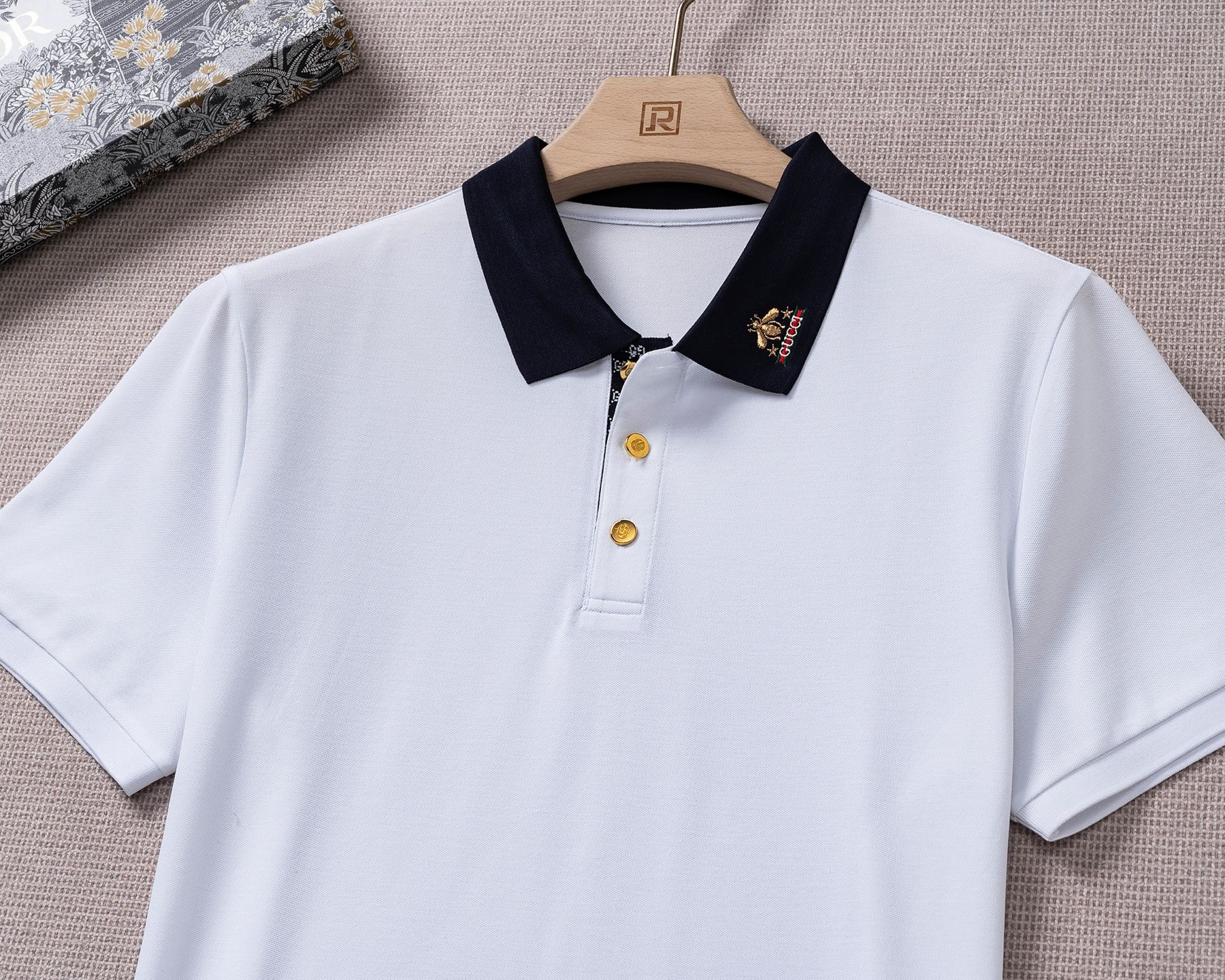 【新品上市】 G家26春夏时装款短袖丝光珠地棉马球POLO衫！面料甄选光照极好的上等长绒棉花原料，经过百