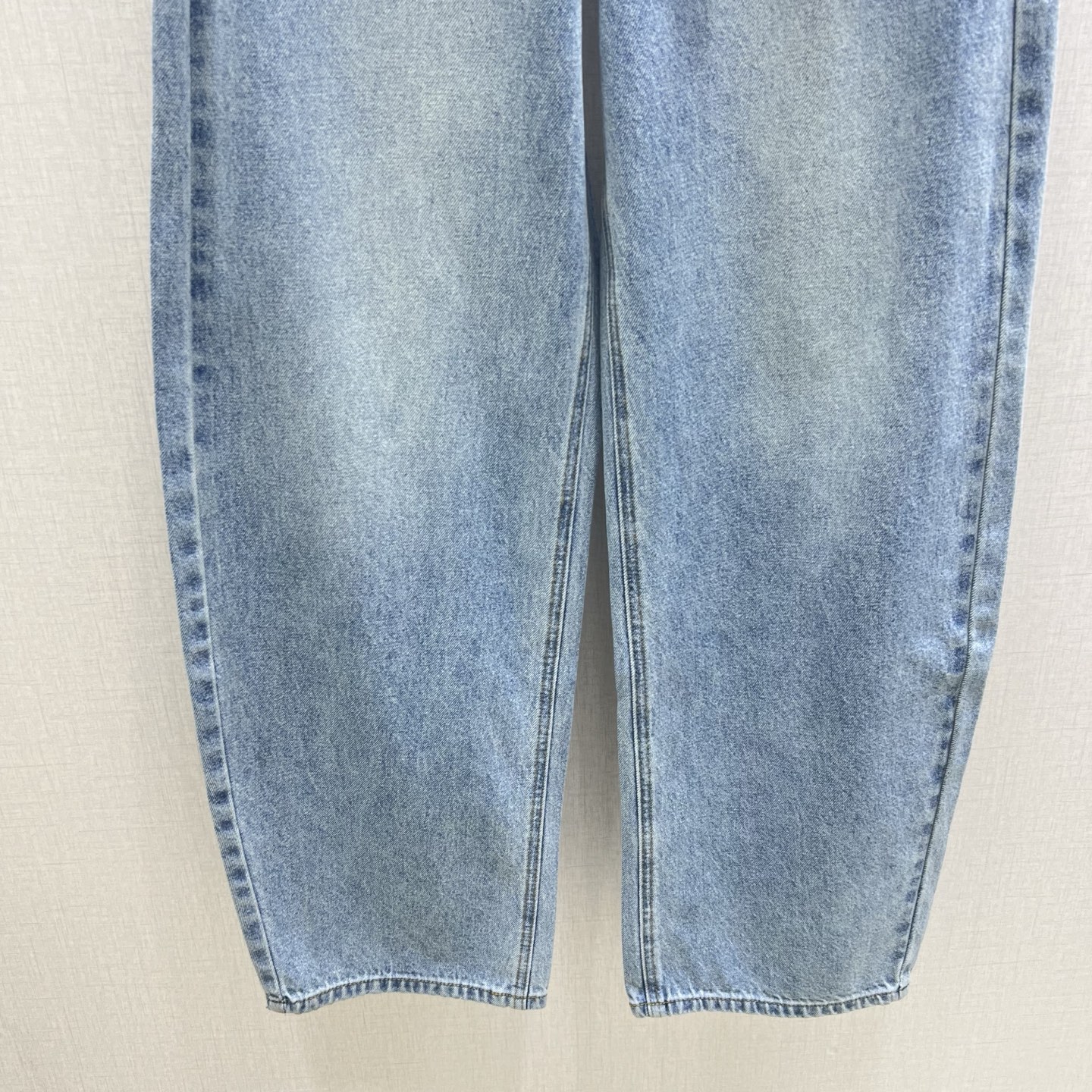 Loewe Women's High-Waisted Wide-Leg Jeans with Embossed Logo Pocket 7 i1744719358852 8712 0 5