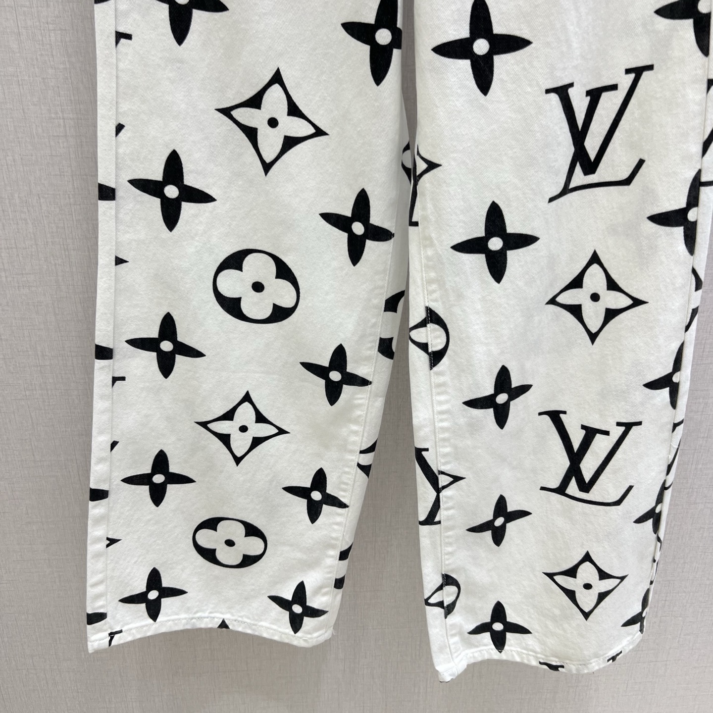 Louis Vuitton 2025 Spring White Monogram Jeans High Waist Straight Leg 7 i1745162285387 582 0 5