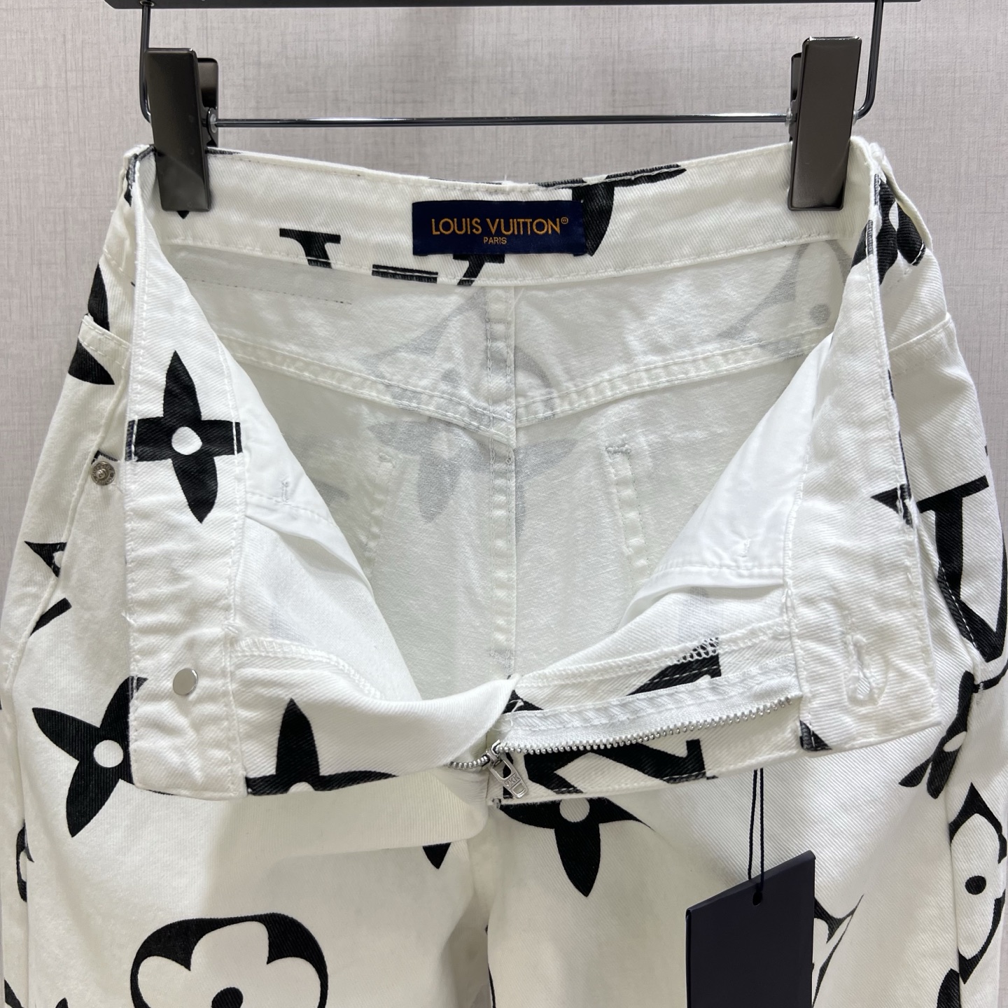 Louis Vuitton 2025 Spring White Monogram Jeans High Waist Straight Leg 6 i1745162285603 3297 0 4