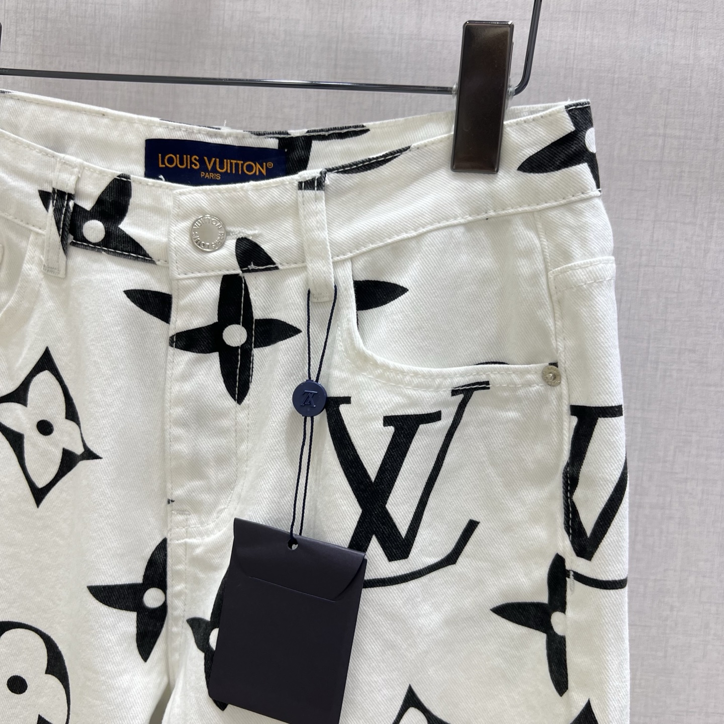 Louis Vuitton 2025 Spring White Monogram Jeans High Waist Straight Leg 4 i1745162287092 3955 0 2