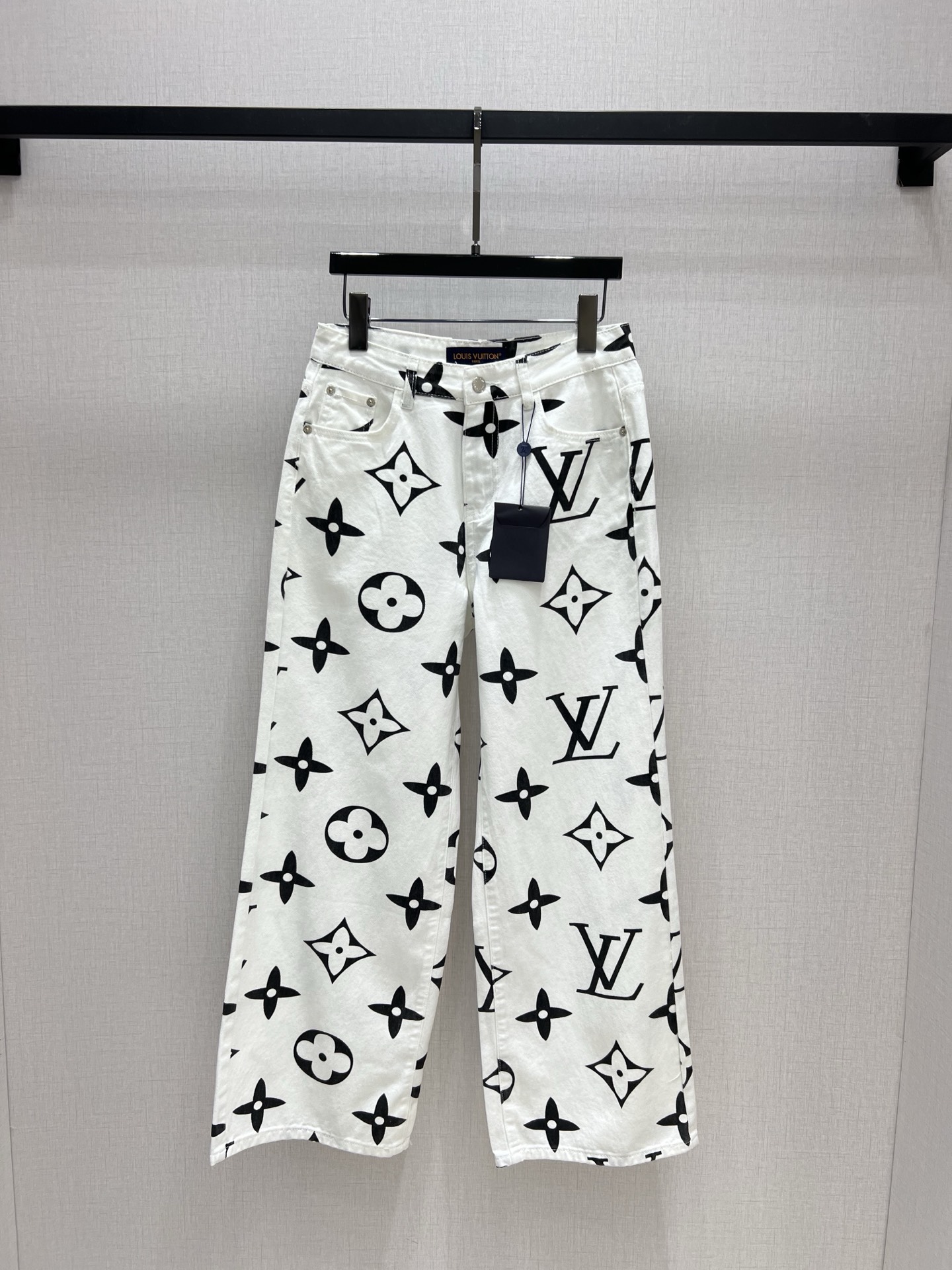 Louis Vuitton 2025 Spring White Monogram Jeans High Waist Straight Leg 2 i1745162287102 4169 0 0