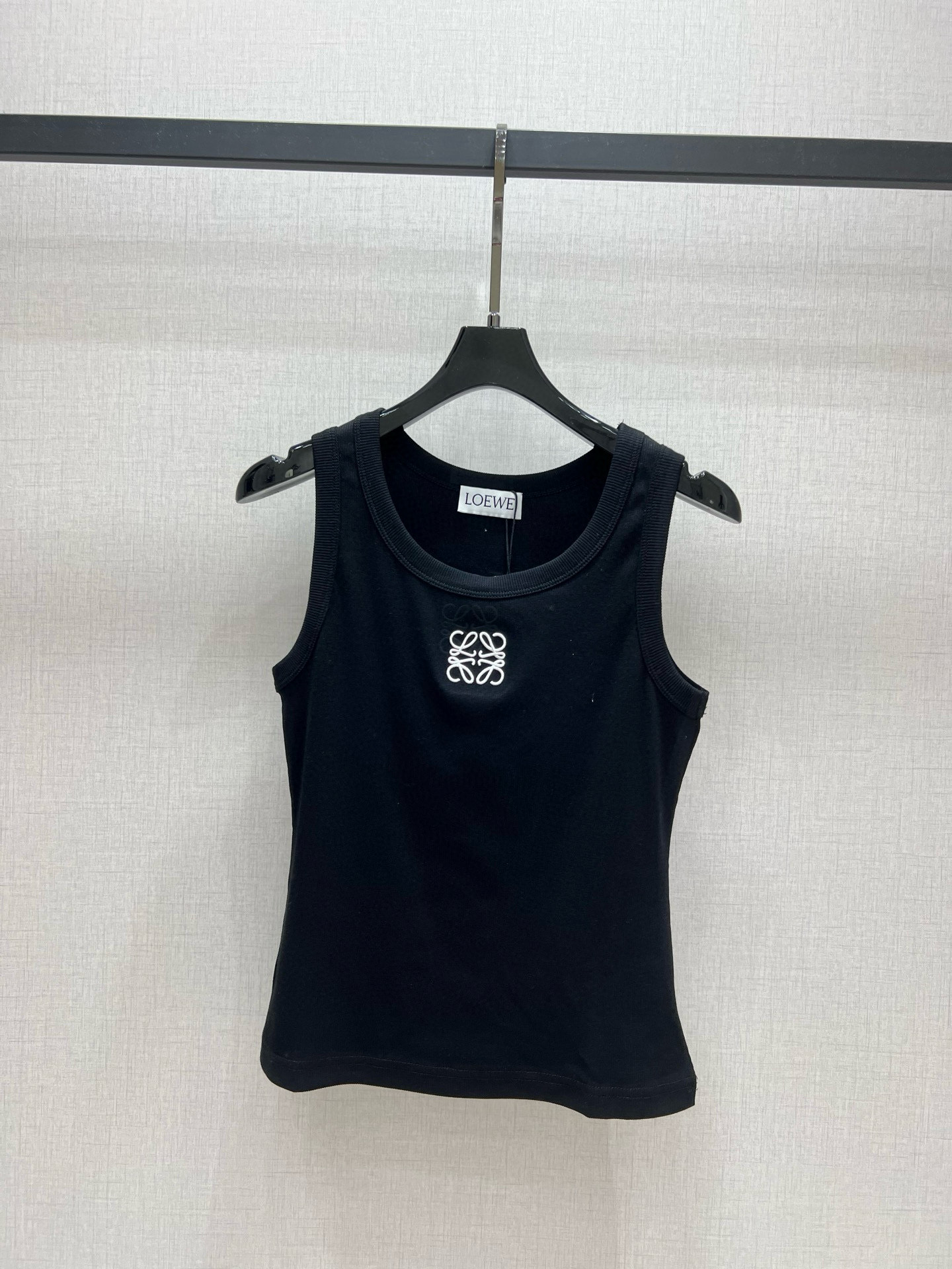 NO:749565,Highly recommended 26 early spring new embroidered vest top, power style round neck slim fit color block embroidered LOGO sleeveless vest!  Super invincible hot-selling item, you will definitely replenish your order if you get it!  Two colors SML code high quality ABC,,19860909强烈推荐 26早春新款 刺绣背心上衣 幂式穿搭圆领修身拼色刺绣LOGO无袖背心！超级无敌大爆款有拿必补单！两个色 SML码 高品质ABC,,,Women's clothing