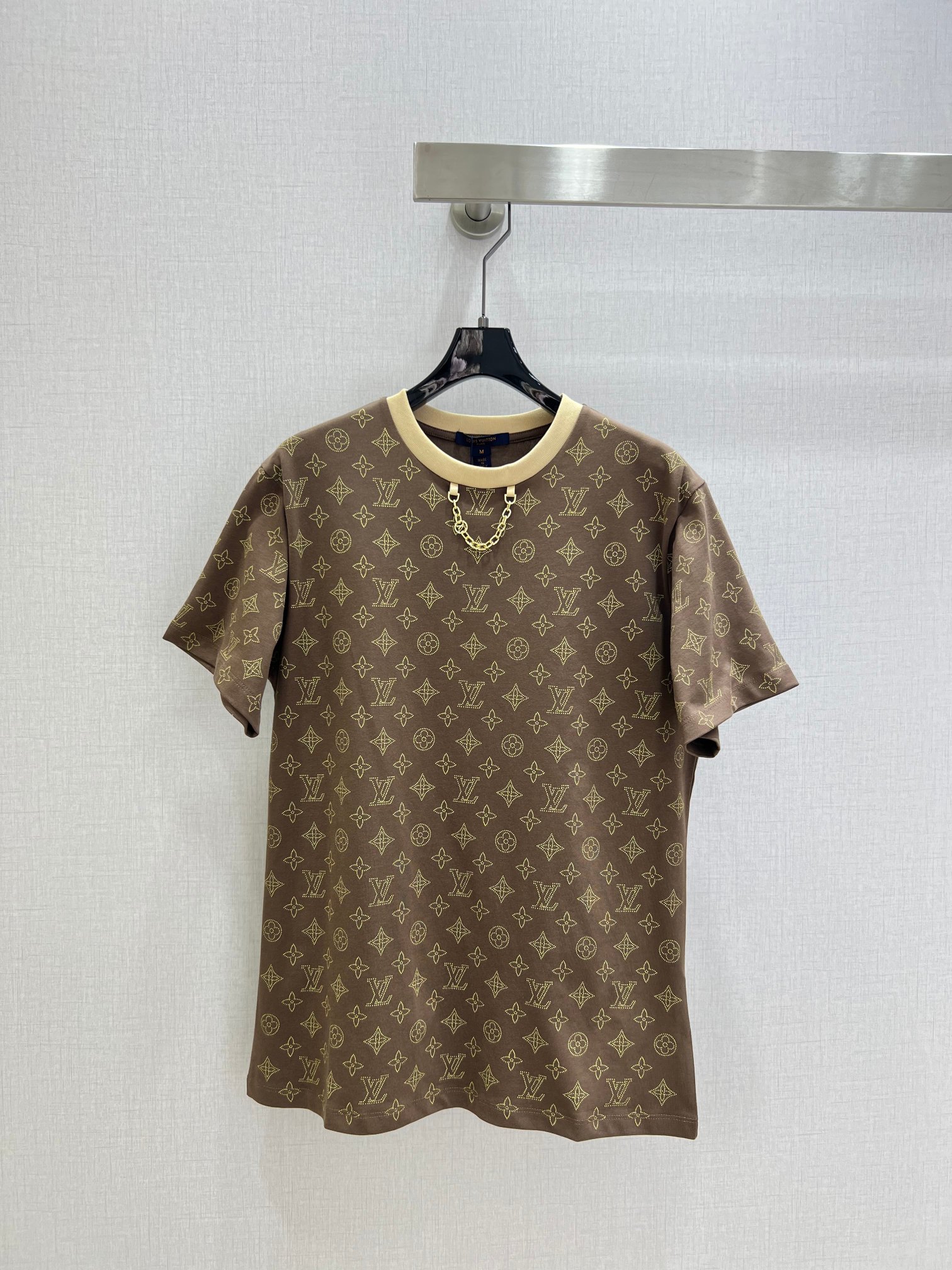 NO:496077,Highly recommended Lv*2025 early autumn presbyopia short-sleeved T-shirt with exquisite style, huge slim upper body!  Customized latest craftsmanship, low-key and luxurious!  A must-have item for fashionable things unlocks all outfits!  Classic items are fashionable and high-end, and the classic style is versatile and not picky!  One color SML code high quality ABC, louis vuitton, T-shirt,tees, t-shirt,alexander wang19860909强烈推荐 Lv*2025早秋老花短袖T恤精致版型上身巨显瘦！定制最新工艺 低调奢华！时髦精必备单品解锁所有穿搭！经典单品时髦又高级 经典版型百搭不挑人！一个色 SML码 高品质ABC,,louis vuitton,T-shirt,tees，t-shirt,alexander wang,Women's clothing