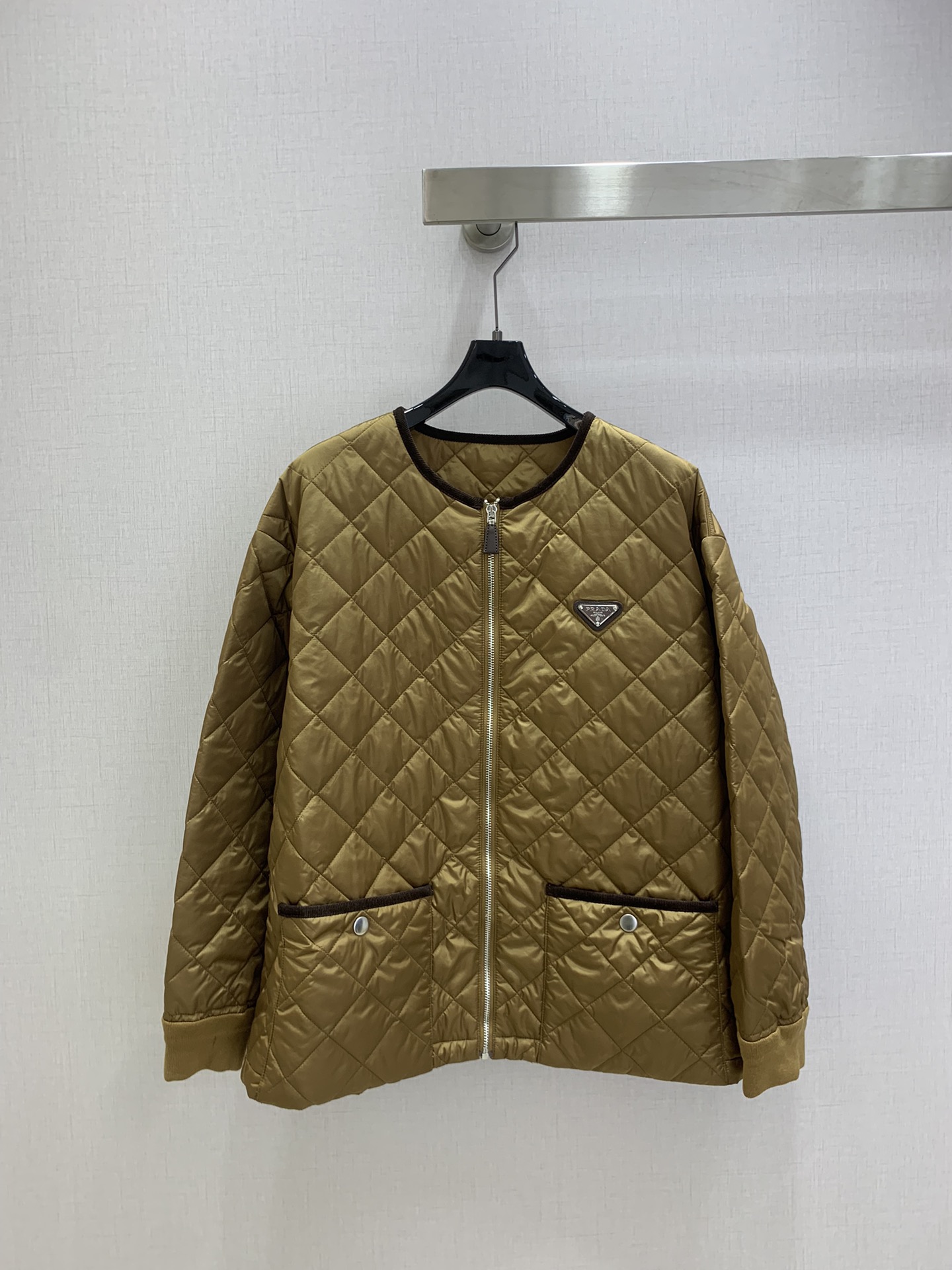 NO:497991,Highly recommended PRA*2025 early autumn new style cotton diamond cotton jacket!  Imported recycled nylon fabric!  Contrast color corduroy edging craftsmanship with shoulder-length round neck double pockets, metal triangle marks are low-key and fashionable!  The imported machine's line pressing grid process is three-dimensional tailoring, and the classic loose version interprets the autumn and winter stacking shape to keep warm!  British style is versatile and handsome!  Lightweight and warm fabric!  Two colors SML code high quality ABC, prada, jackets & coats,alexander wang19860909强烈推荐 PRA*2025早秋新款 间棉菱格棉服外套！进口再生尼龙面料！撞色灯芯绒包边工艺落肩圆领双口袋,金属三角标低调又时髦！进口机压线格工艺对格立体剪裁,经典宽松版型演绎秋冬叠搭造型保暖神器！英伦风百搭又帅气！轻盈保暖面料！两个色 SML码 高品质ABC,,prada,jackets & coats,alexander wang,Women's clothing