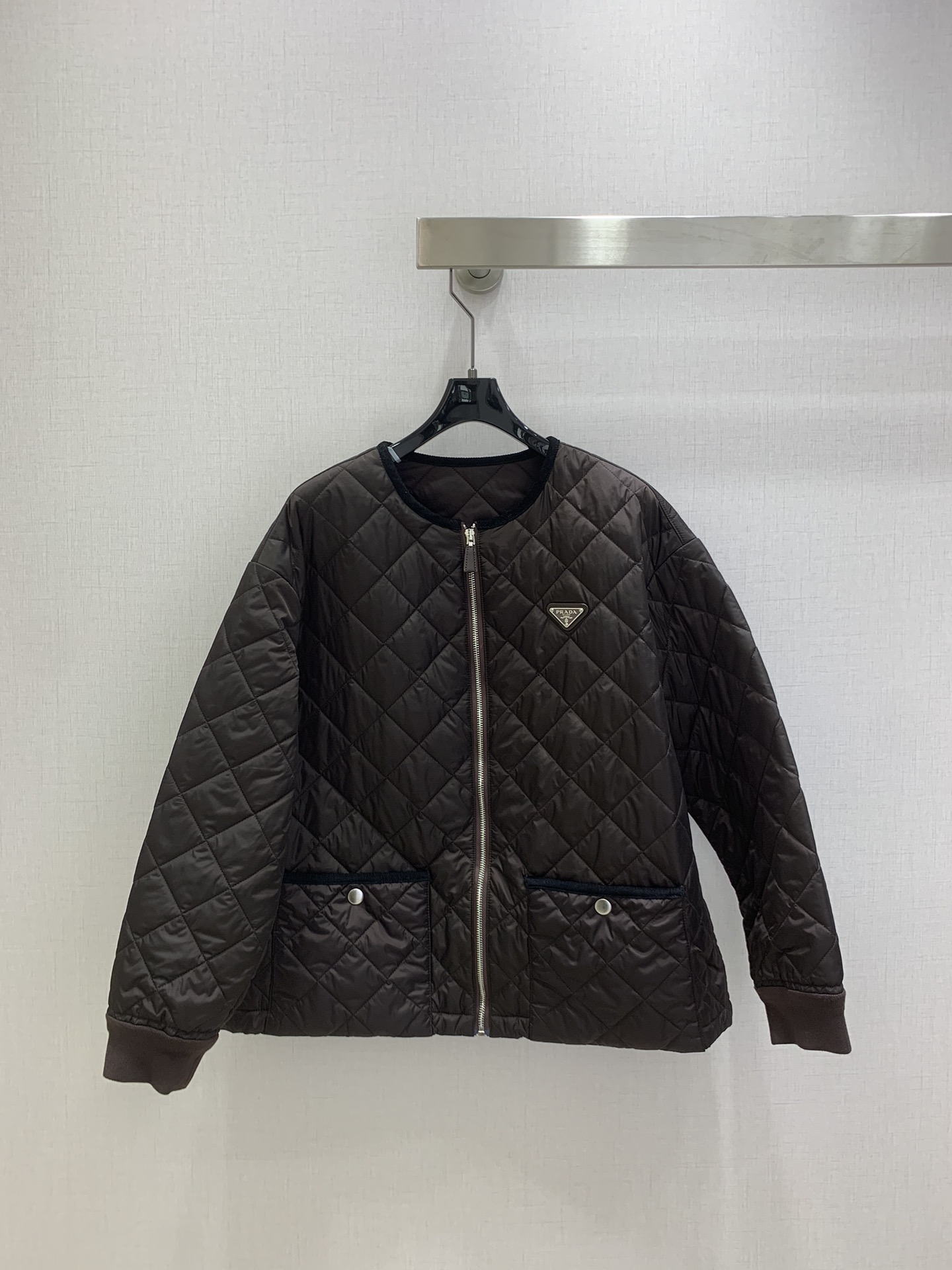 NO:498005,Highly recommended PRA*2025 early autumn new style cotton diamond cotton jacket!  Imported recycled nylon fabric!  Contrast color corduroy edging craftsmanship with shoulder-length round neck double pockets, metal triangle marks are low-key and fashionable!  The imported machine's line pressing grid process is three-dimensional tailoring, and the classic loose version interprets the autumn and winter stacking shape to keep warm!  British style is versatile and handsome!  Lightweight and warm fabric!  Two colors SML code high quality ABC, prada, jackets & coats,alexander wang19860909强烈推荐 PRA*2025早秋新款 间棉菱格棉服外套！进口再生尼龙面料！撞色灯芯绒包边工艺落肩圆领双口袋,金属三角标低调又时髦！进口机压线格工艺对格立体剪裁,经典宽松版型演绎秋冬叠搭造型保暖神器！英伦风百搭又帅气！轻盈保暖面料！两个色 SML码 高品质ABC,,prada,jackets & coats,alexander wang,Women's clothing