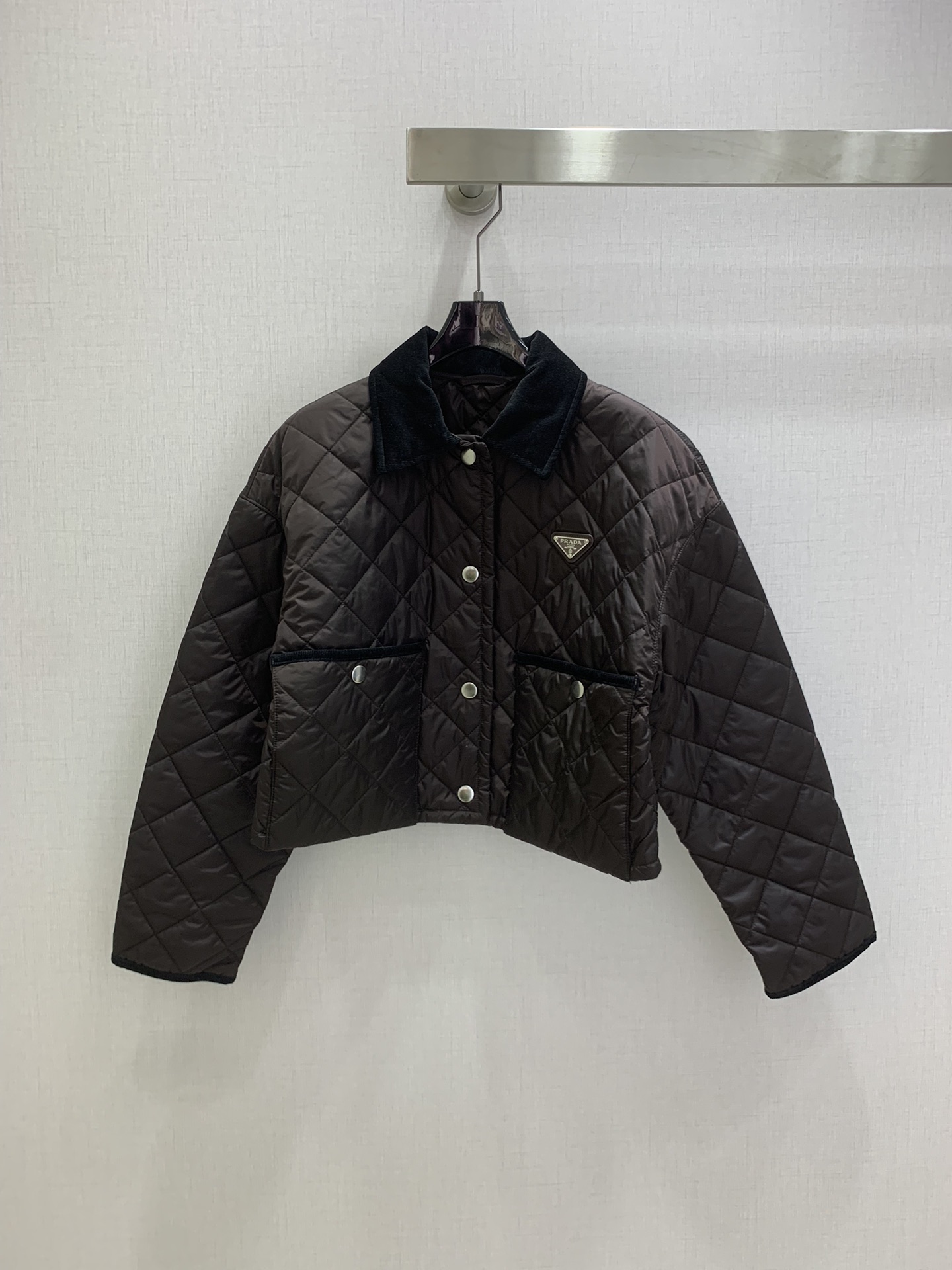 NO:499198,Highly recommended PRA*2025 early autumn new style cotton diamond cotton jacket lapel jacket!  Imported recycled nylon fabric!  Contrast color corduroy craftsmanship with shoulder-falling round neck double pockets, metal triangle marks are low-key and fashionable!  The imported machine's line pressing grid process is three-dimensional tailoring, and the classic H-shaped version interprets the autumn and winter stacking shape to keep warm!  British style is versatile and handsome!  Lightweight and warm fabric!  Two colors SML code high quality ABC, prada, jackets & coats,alexander wang19860909强烈推荐 PRA*2025早秋新款 间棉菱格棉服翻领外套！进口再生尼龙面料！撞色灯芯绒工艺落肩圆领双口袋,金属三角标低调又时髦！进口机压线格工艺对格立体剪裁,经典H版型演绎秋冬叠搭造型保暖神器！英伦风百搭又帅气！轻盈保暖面料！两个色 SML码 高品质ABC,,prada,jackets & coats,alexander wang,Women's clothing