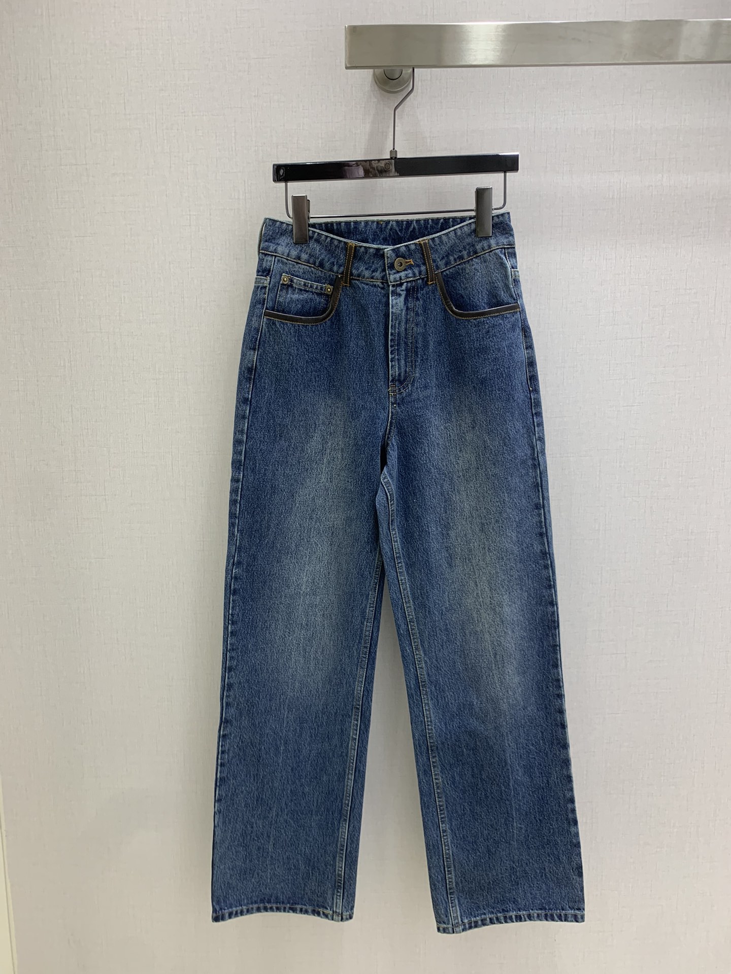 NO:499216,Highly recommended MIU*2025 early autumn new style, old denim straight trousers, leather-wrapped craftsmanship and washing water retro style hot girl Danny denim!  The elegant and straight-leg pants are extremely stylish!  The mid-to-high waist is not picky and the upper body is huge and slimming!  Two colors SML code high quality ABC, miumiu, alexander wang19860909强烈推荐 MIU*2025早秋新款 做旧牛仔直筒长裤 拼皮包边工艺洗水复古风辣妹丹尼牛仔！气质小直筒裤版型绝绝子！中高腰不挑版型上身巨显瘦！两个色 SML码 高品质ABC,,miumiu,alexander wang,Women's clothing