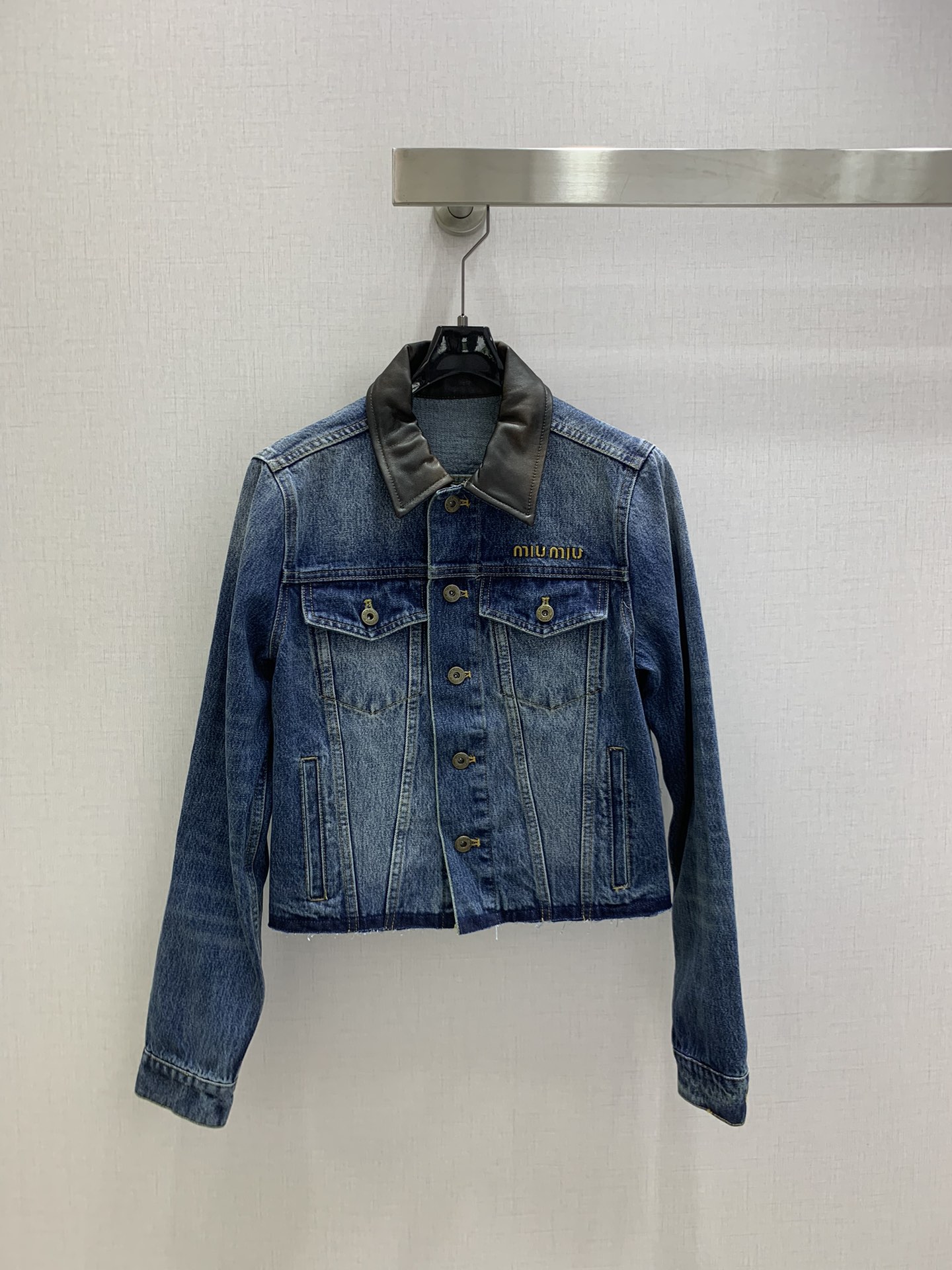 NO:499222,Highly recommended MIU*2025 early autumn new style, old leather collar denim jacket!  The wool edge craft washing water retro style hot girl Danny denim!  The classic H-shaped upper body is amazing!  The imported denim enzyme wash fabric has a great texture. The leather collar is sweet but salty. The upper body looks huge and slim!  Two colors SML code high quality ABC, miumiu, jackets & coats, jackets & coats, alexander wang19860909强烈推荐 MIU*2025早秋新款 做旧皮领牛仔夹克外套！毛须边工艺洗水复古风辣妹丹尼牛仔！气质翻领经典H版型上身绝绝子！进口牛仔酵素洗水面料质感超赞.拼真皮领甜可盐不挑版型上身巨显瘦！两个色 SML码 高品质ABC,,miumiu,jackets & coats,jackets & coats,alexander wang,Women's clothing