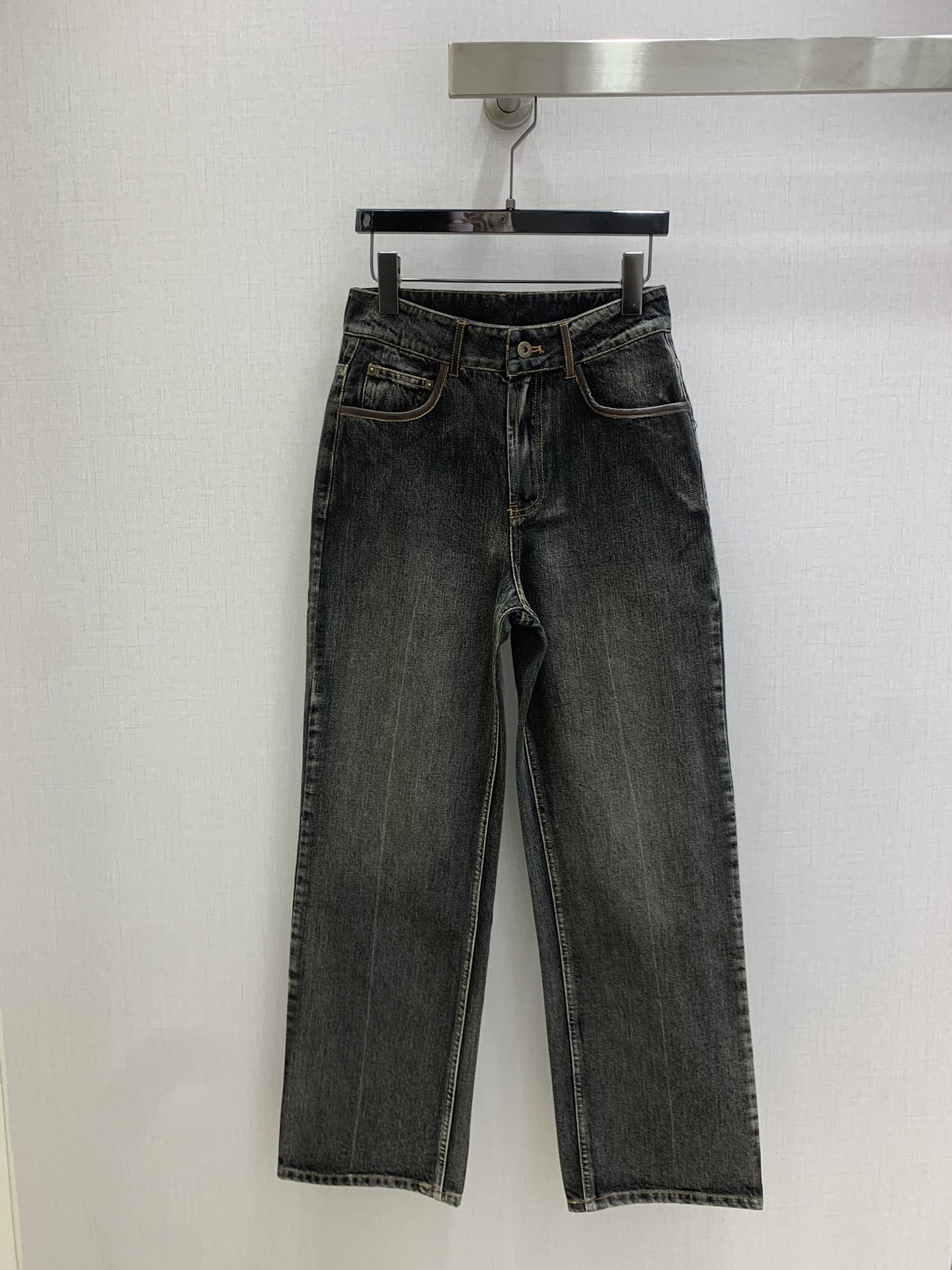 NO:499204,Highly recommended MIU*2025 early autumn new style, old denim straight trousers, leather-wrapped craftsmanship and washing water retro style hot girl Danny denim!  The elegant and straight-leg pants are extremely stylish!  The mid-to-high waist is not picky and the upper body is huge and slimming!  Two colors SML code high quality ABC, miumiu, alexander wang19860909强烈推荐 MIU*2025早秋新款 做旧牛仔直筒长裤 拼皮包边工艺洗水复古风辣妹丹尼牛仔！气质小直筒裤版型绝绝子！中高腰不挑版型上身巨显瘦！两个色 SML码 高品质ABC,,miumiu,alexander wang,Women's clothing