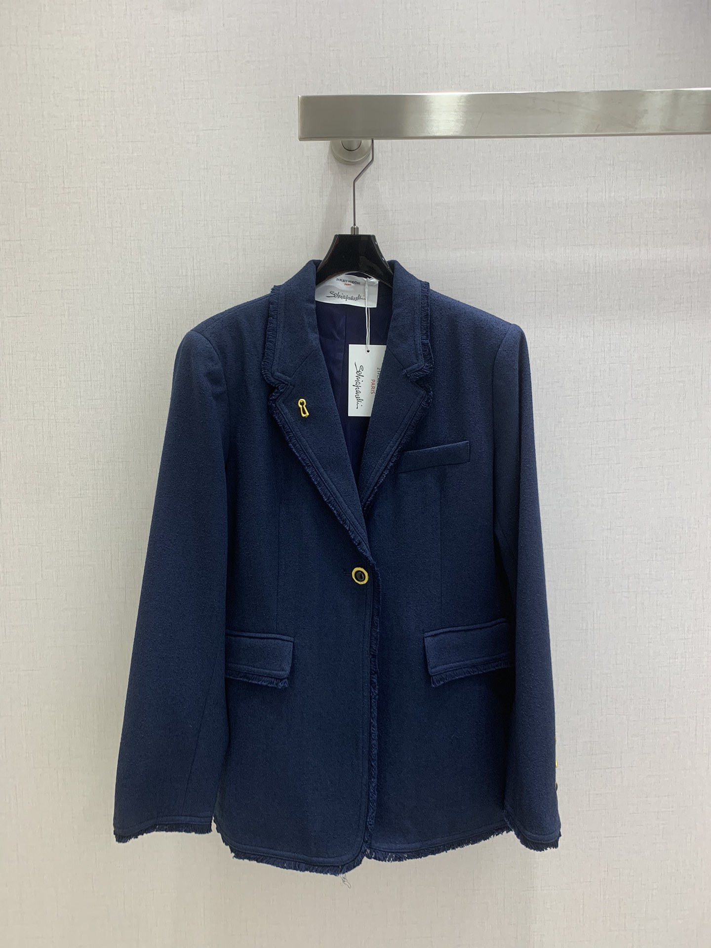 NO:562705,Highly recommended SCH*2025 new autumn and winter style raw edge tassel suit jacket. Small brooch at the collar for decoration. Five customized irregular buttons on the sleeves. Raw edge fringe design at the collar placket and cuff hem. The whole body is made of grainy terry twill fabric. Excellent texture and version. One color SML code. High quality ABC, jackets & coats, business suit, brooch, breastpin, alexander wang19860909强烈推荐 SCH*2025秋冬新款 毛边流苏西装外套 领子处小胸针做装饰点缀 袖子处定制五个不规则纽扣搭配 领子门襟袖口下摆做毛边流苏设计 通体用颗粒感毛圈布斜纹面料 质感版型极佳 一个色 SML码 高品质ABC,,jackets & coats,business suit,brooch，breastpin,alexander wang,Women's clothing