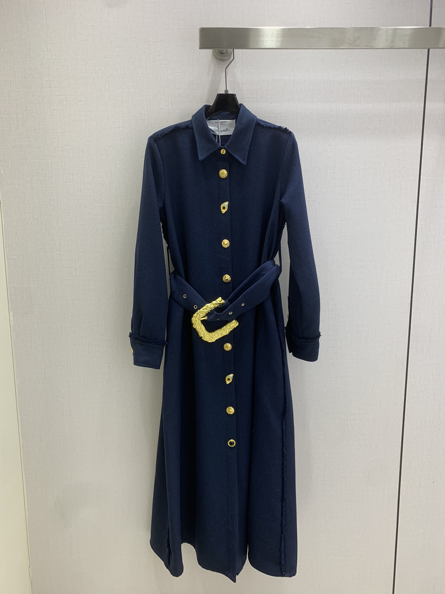 NO:562715,Highly recommended SCH*2025 new autumn and winter style. Raw edge tassel belt dress. Paired with original fabric belt. Customized metal buckle head decoration. Raw edge tassel design at shoulder cuffs to add layering. Customized 10 irregular buttons decoration at placket. Grainy terry twill fabric with excellent texture. One color SML code. High quality ABC, skirts, alexander wang19860909强烈推荐 SCH*2025秋冬新款 毛边流苏腰带连衣裙 搭配本布腰带 定制金属扣头点缀 肩部袖口处毛边流苏设计增加层次感 门襟处定制10个不规则纽扣装饰 带有颗粒感的毛圈斜纹面料质感极佳 一个色 SML码 高品质ABC,,skirts,alexander wang,Women's clothing