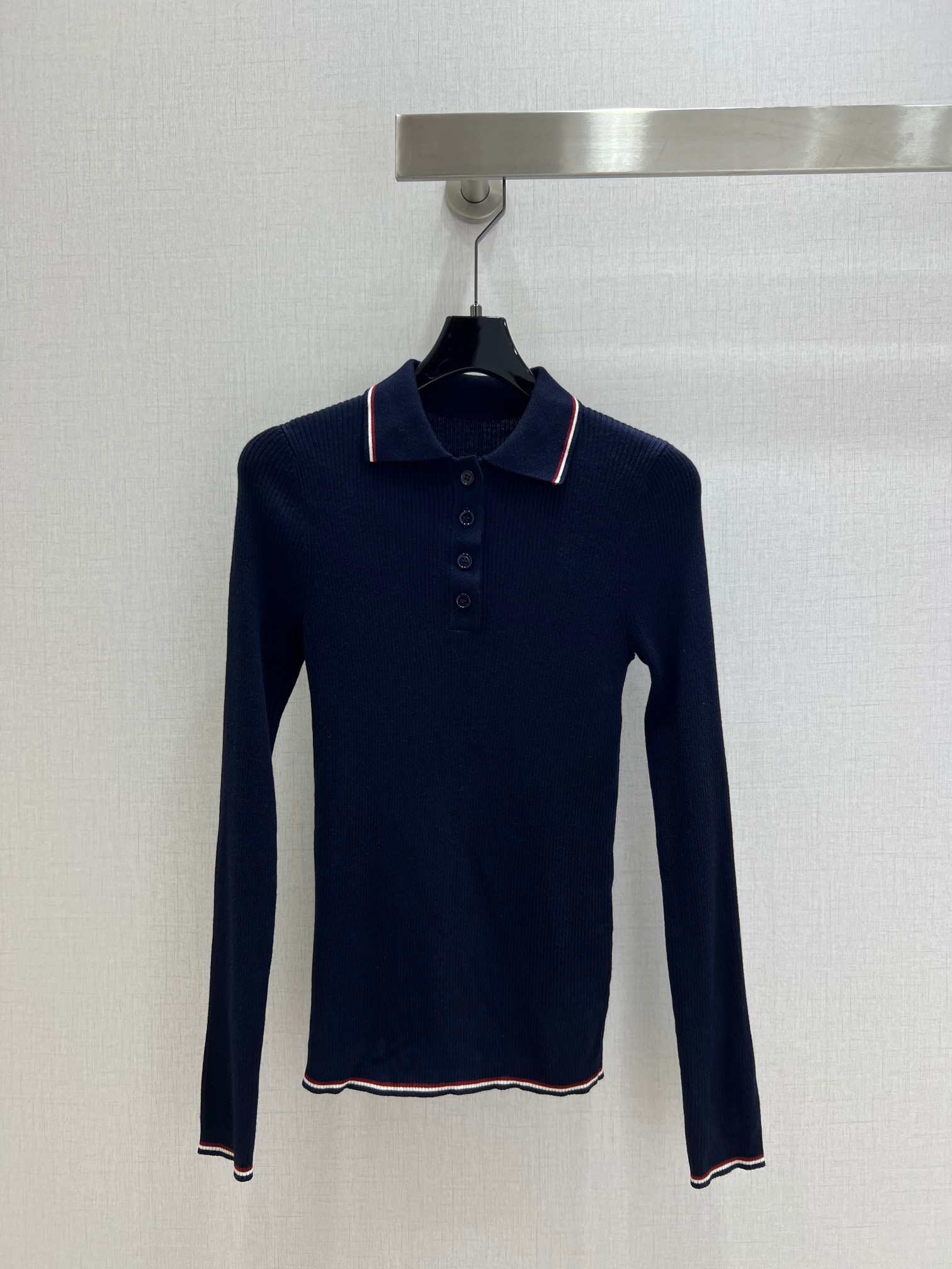 NO:563423,Highly recommended TB* 2025 new autumn and winter lapel knitted wool top. TB is indeed the originator of college style. It is simply sweet and juicy. The top is absolutely gorgeous. It comes in four colors. SMLXL code. High quality ABC1, alexander wang.19860909强烈推荐 TB*2025秋冬新款 翻领针织羊毛上衣 TB不愧是学院风的鼻祖 简直甜的爆汁上身绝绝子四个色 SMLXL码 高品质ABC1,,alexander wang,Women's clothing