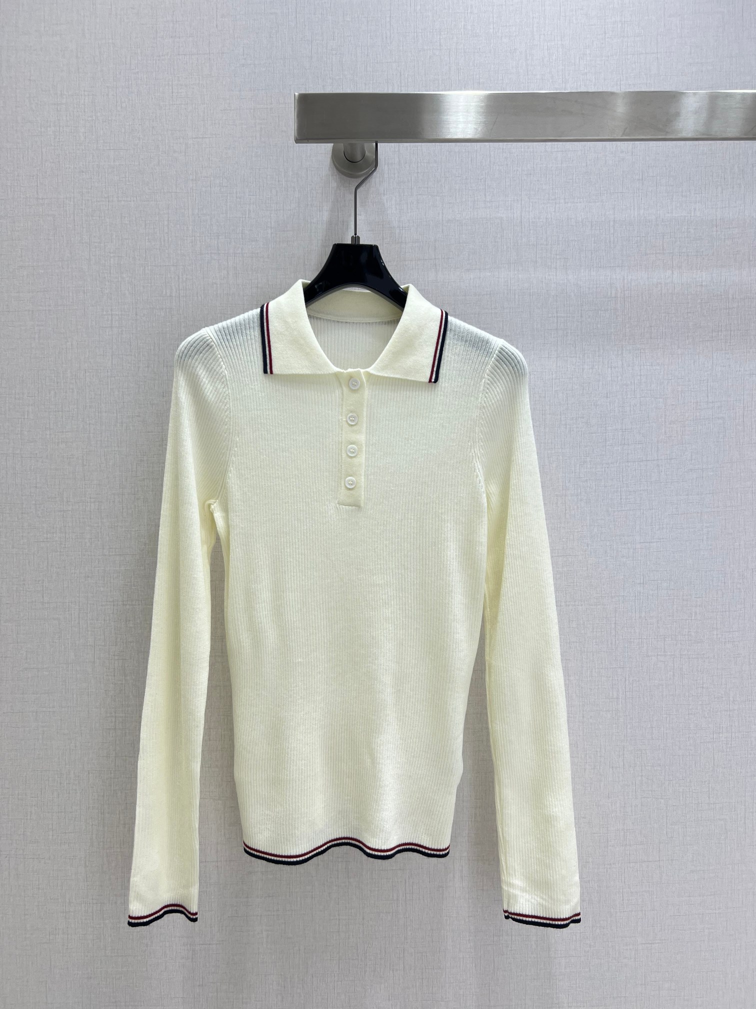 NO:563429,Highly recommended TB*2025 new autumn and winter lapel knitted wool top. TB is indeed the originator of college style. It is simply sweet and juicy. The top is absolutely gorgeous. It comes in four colors. SMLXL code. High quality ABC,,alexander wang19860909强烈推荐 TB*2025秋冬新款 翻领针织羊毛上衣 TB不愧是学院风的鼻祖 简直甜的爆汁上身绝绝子四个色 SMLXL码 高品质ABC,,alexander wang,Women's clothing