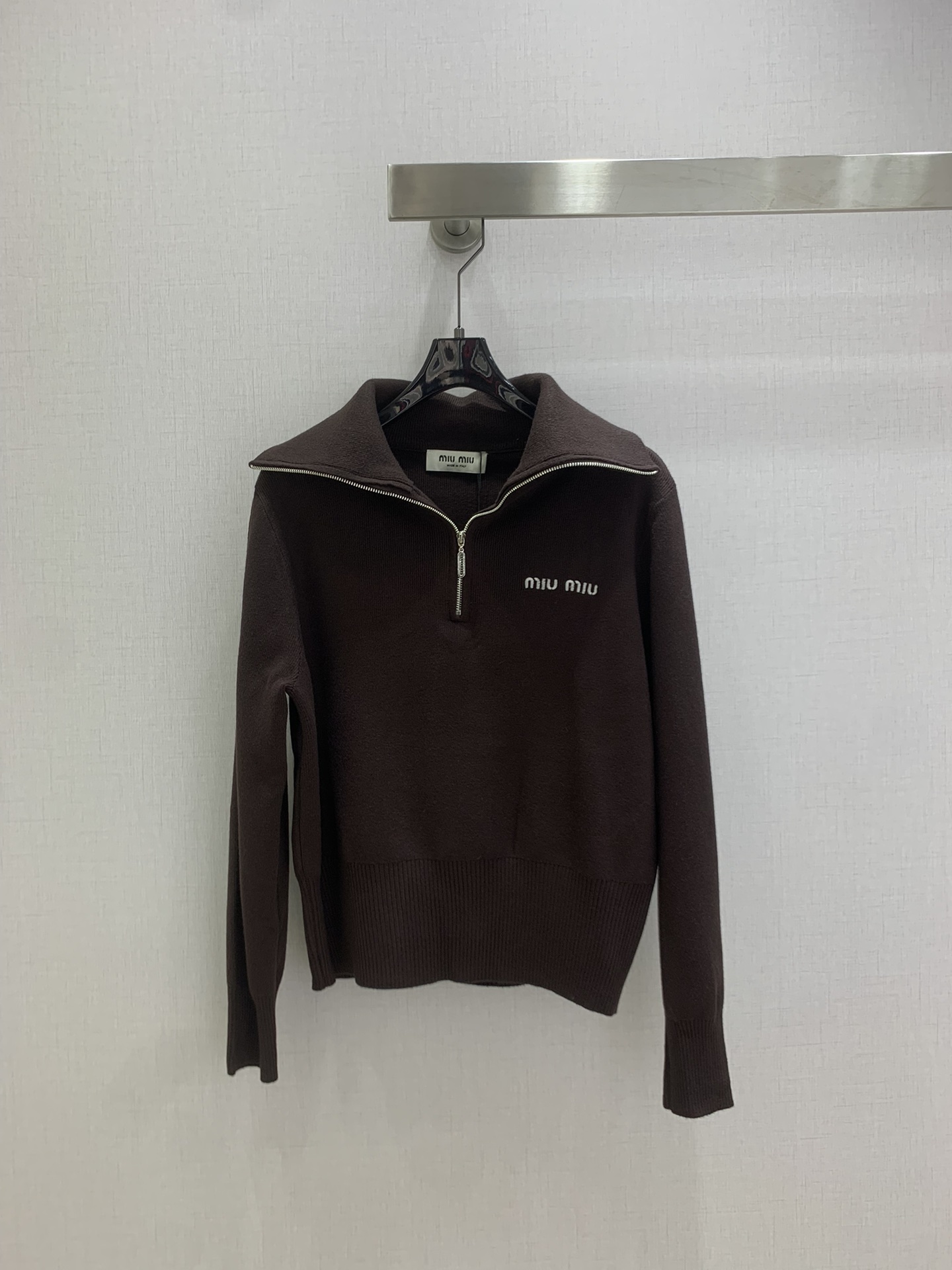 NO:579297,Highly recommended MIU*2025 new autumn and winter half-zip knitted long-sleeved top. Weaved with custom wool yarn material. Soft and comfortable. Exquisite and elegant letter logo embroidery on the chest. Shows Miu's best temperament and college style. The whole body vertical pit strips are full of elasticity. It wraps the body to make it more graceful. It adds a gentle British literary atmosphere. Wear it in all seasons. Playful and age-reducing!  Three colors SML code high quality ABC,,miumiu,alexander wang19860909强烈推荐 MIU*2025秋冬新款 半拉链针织长袖上衣 定制羊毛纱线材质织造 柔软舒适 胸前精致秀气的字母徽标刺绣 展现缪氏最拿手的气质学院风格 通体竖坑条弹性十足 包裹身形更显曲线优美 增添英伦温柔文艺气息 四季穿 俏皮减龄！三个色 SML码 高品质ABC,,miumiu,alexander wang,Women's clothing