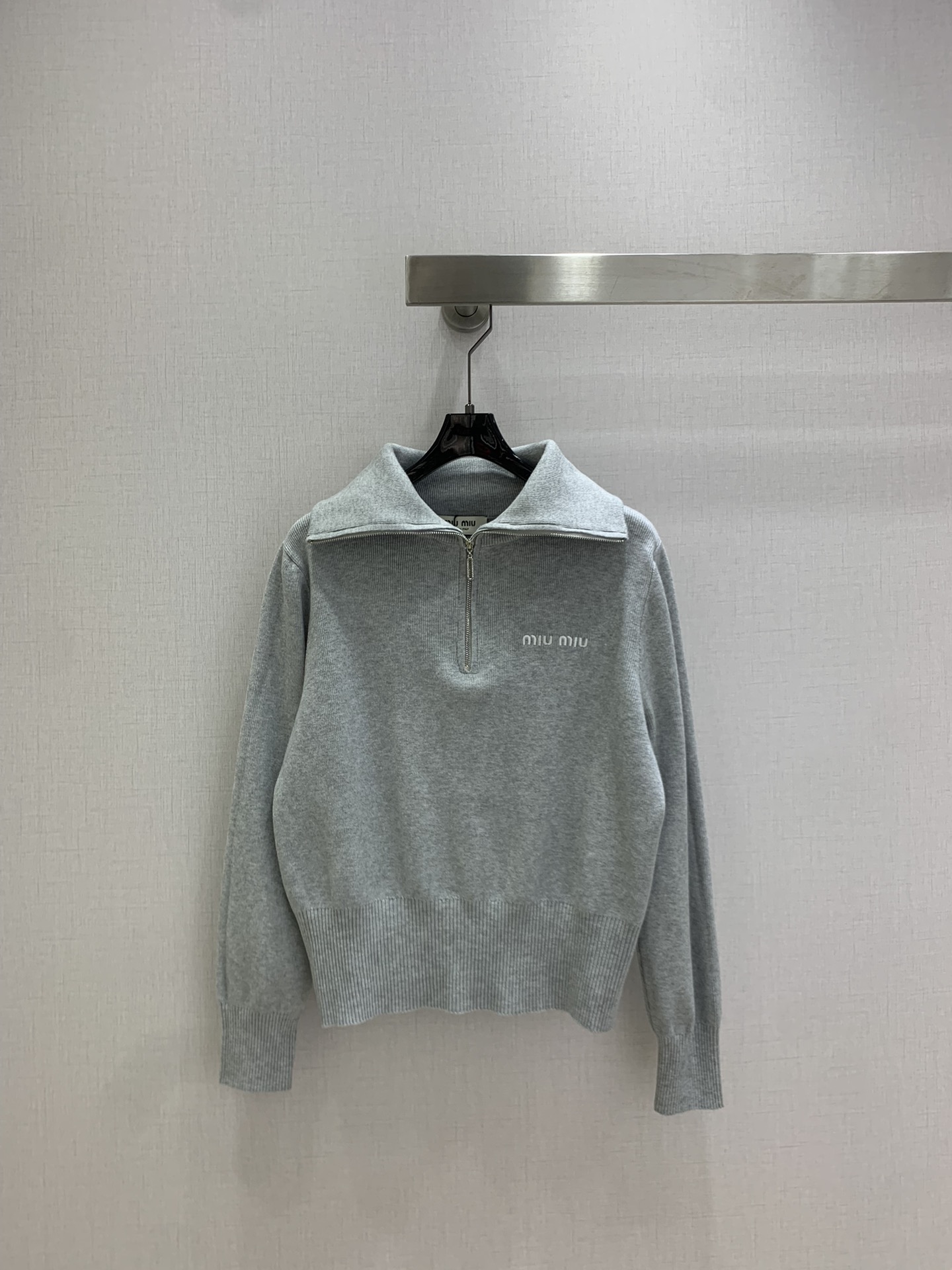 NO:579300,Highly recommended MIU* 2025 new autumn and winter half-zip knitted long-sleeved top. Weaved with custom wool yarn material. Soft and comfortable. Exquisite and elegant letter logo embroidery on the chest. Shows Miu's best temperament and college style. The vertical pit strips throughout the body are elastic. It wraps the body shape to make it more graceful. It adds a gentle British literary atmosphere. It can be worn in all seasons. It is playful and reduces your age!  Three colors SML code high quality ABC,,miumiu,alexander wang19860909强烈推荐 MIU*2025秋冬新款 半拉链针织长袖上衣 定制羊毛纱线材质织造 柔软舒适 胸前精致秀气的字母徽标刺绣 展现缪氏最拿手的气质学院风格 通体竖坑条弹性十足 包裹身形更显曲线优美 增添英伦温柔文艺气息 四季通穿 俏皮减龄！三个色 SML码 高品质ABC,,miumiu,alexander wang,Women's clothing