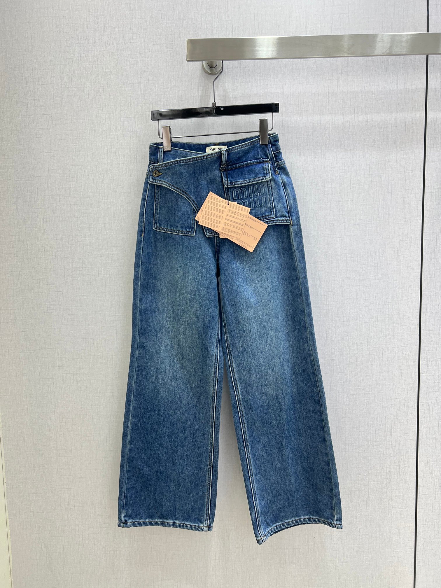 NO:590772,Highly recommended MIU* 2025 new autumn and winter new waist pocket taped fleece straight denim trousers autumn and winter must-have series, using original color yeast retro nostalgic washing process, selected imported denim cotton micro-elastic fabric upper body without a sense of restraint, soft, waist bevel design sense pocket taped LOGO design, small people can easily get√ soft and comfortable texture!  Suitable for any body shape, high quality, one color, SML code, high quality ABC,,miumiu,alexander wang19860909强烈推荐 MIU*2025秋冬新款 腰头口袋压胶抓绒直筒牛仔长裤秋冬必备系列,采用原色酵母复古怀旧水洗工艺精选进口牛仔棉微弹面料上身没束缚感,柔软,腰头斜边设计感口袋压胶LOGO设计,小个子轻松get√质感柔软舒适！任何身形都可驾驭 高品质 一个色 SML码 高品质ABC,,miumiu,alexander wang,Women's clothing