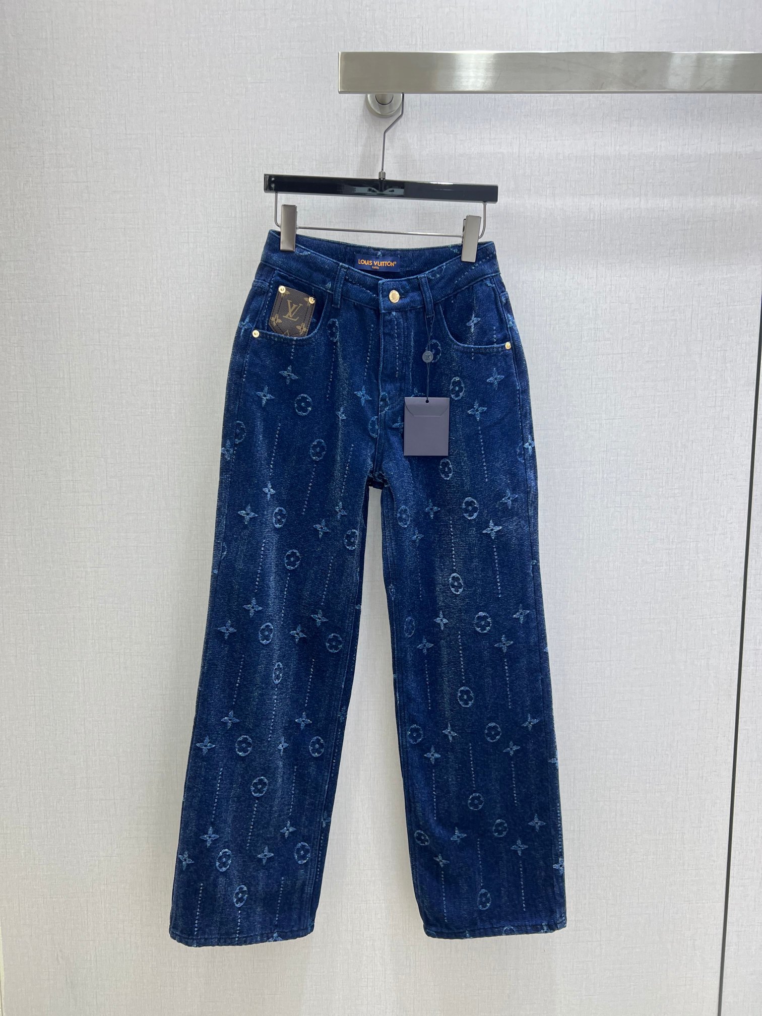 NO:590766,Highly recommended LV*2025 new autumn and winter presbyopic denim straight trousers. This pair of jeans is made of high-quality fabrics, washed with craftsmanship, and combined with a crisp silhouette and personalized design. It is decorated with exclusive brand accessories, making you a unique existence. Whether it is the trend front or daily casual, it can make your matching full of innovation. Create your exclusive style and show off your personality. One color SML code High quality ABC, Louis Vuitton, Jeans, Alexander Wang19860909强烈推荐 LV*2025秋冬新款 老花牛仔直筒长裤 这款牛仔裤选用优质面料,工艺洗水, 挺括的版型与个性的设计相结合,专属品牌配件装饰,让你成为独特的存在.无论是潮流前线还是日常休闲,它都能让您的搭配充满新意.打造你的专属风格,尽情展现个性.一个色 SML码 高品质ABC,,louis vuitton,jeans,alexander wang,Women's clothing