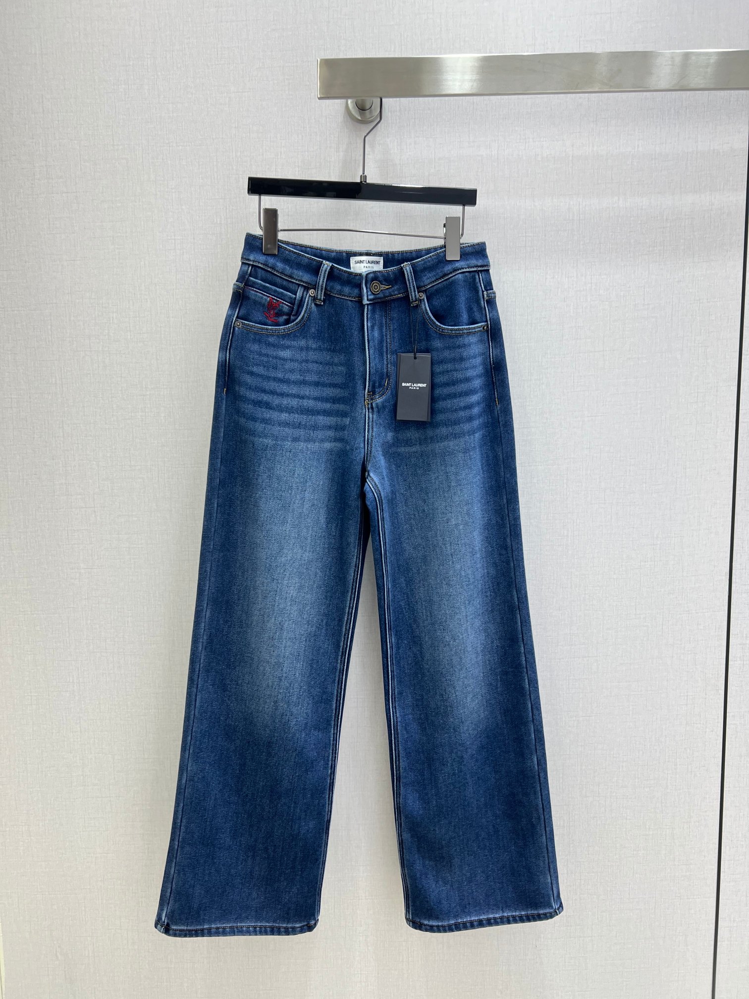 NO:590775,Highly recommended YSL* 2025 new autumn and winter new fleece straight denim trousers autumn and winter must-have series, using original color yeast retro nostalgic washing process, selected imported denim cotton micro-elastic fabric upper body without a sense of restraint, soft, beveled waist design, pocket embossed LOGO design, small people can easily get√ soft and comfortable texture!  Suitable for any body shape, one color, SML code, high quality ABC, saint laurent, alexander wang19860909强烈推荐 YSL*2025秋冬新款 抓绒直筒牛仔长裤秋冬必备系列,采用原色酵母复古怀旧水洗工艺精选进口牛仔棉微弹面料上身没束缚感,柔软,腰头斜边设计感口袋压胶LOGO设计,小个子轻松get√质感柔软舒适！任何身形都可驾驭 一个色 SML码 高品质ABC,,saint laurent,alexander wang,Women's clothing