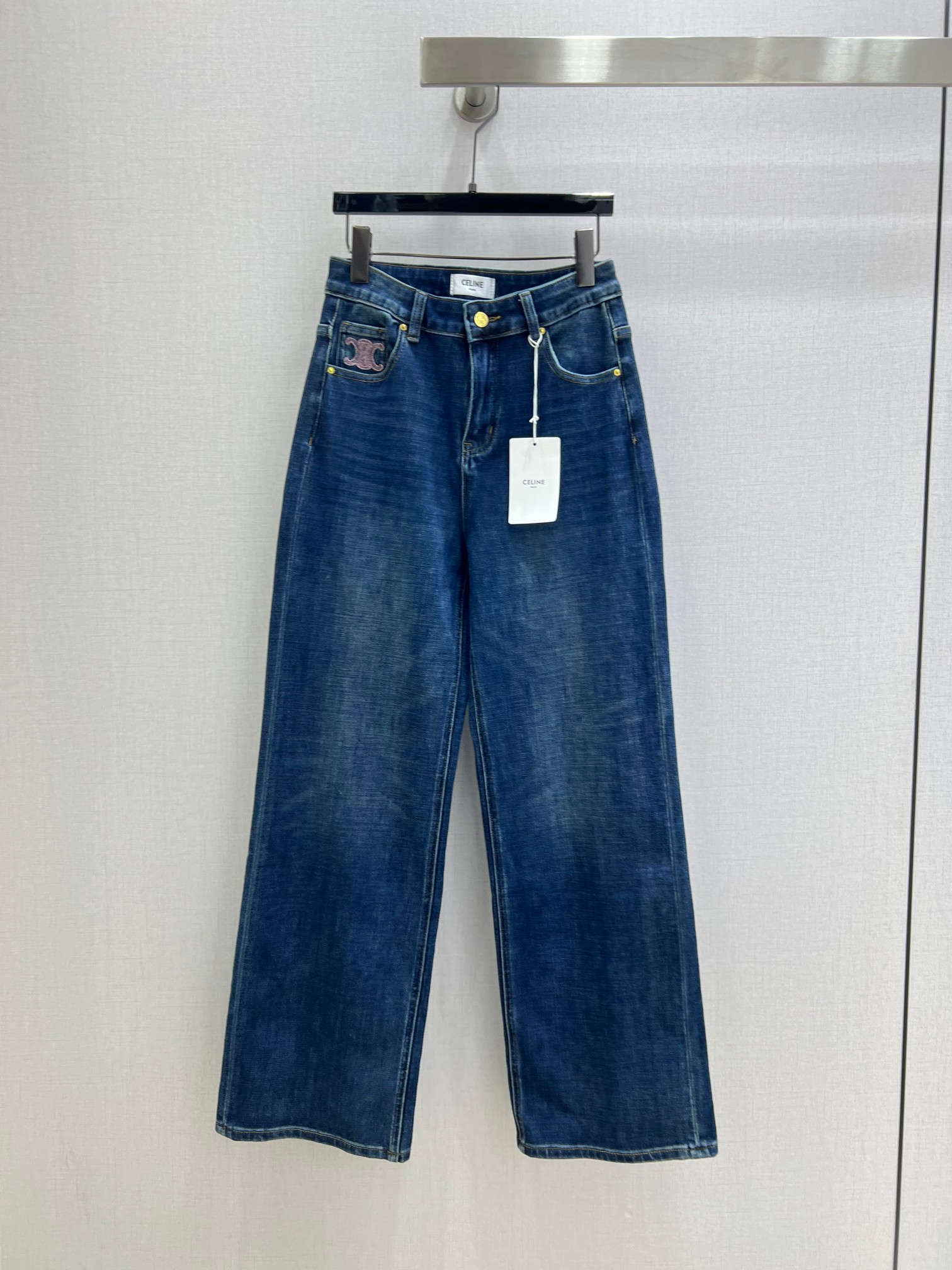 NO:590810,Highly recommended CEL* 2025 new autumn and winter style. Pink letter embroidered denim trousers straight wide leg version. Customized high-elastic washed denim cotton fabric, skin-friendly and comfortable. Good elasticity. Three-dimensional tailoring makes you slim and versatile. Highest quality. Welcome to compare with blue. One color 26 27 28 29 30 yards. High quality ABC,,alexander wang19860909强烈推荐 CEL*2025秋冬新款 粉色字母刺绣牛仔长裤直筒阔腿版 定制高弹洗水牛仔棉面料亲肤舒适 弹力好 立体剪裁显瘦百搭 最高品质 欢迎对比蓝色 一个色 26 27 28 29 30码 高品质ABC,,alexander wang,Women's clothing