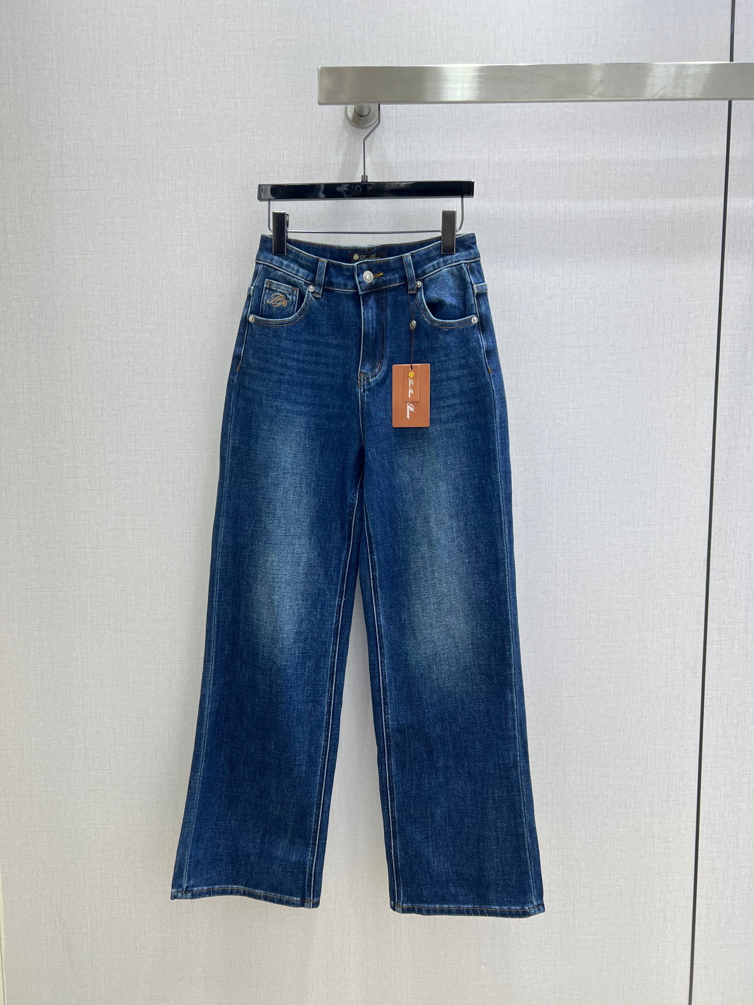 NO:590807,Highly recommended LP*2025 new autumn and winter denim trousers with embroidered letters, high elasticity, washed denim cotton fabric, skin-friendly and comfortable, good elasticity, three-dimensional tailoring, slimming and versatile, two colors, 26, 27, 28, size 29, high quality ABC,,loro piana,alexander wang19860909强烈推荐 LP*2025秋冬新款 刺绣字母牛仔长裤高弹洗水牛仔棉面料亲肤舒适 弹力好 立体剪裁显瘦百搭 两个色 26 27 28 29码 高品质ABC,,loro piana,alexander wang,Women's clothing