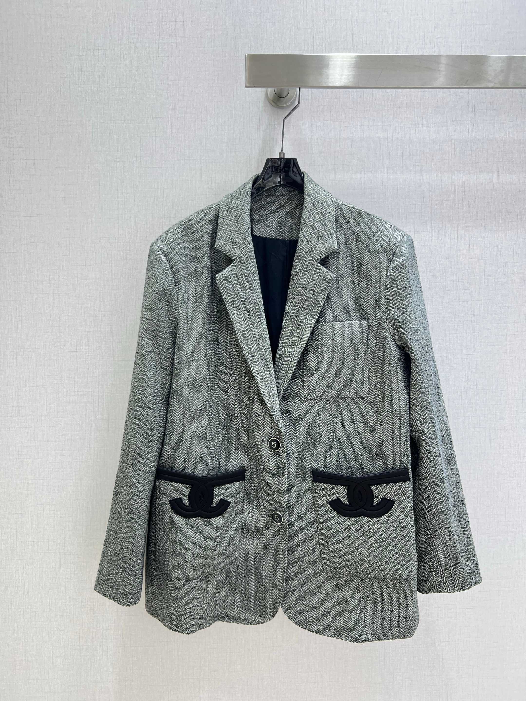 NO:591297,Highly recommended CHA*2025 new autumn and winter style leather herringbone suit jacket, double C leather logo pocket embellishment, with customized leather belt, one color SML code, high quality ABC,,jackets & coats,business suit,alexander wang19860909强烈推荐 CHA*2025秋冬新款 拼皮人字纹西装外套 双C 皮logo口袋点缀 搭配定制皮腰带 一个色 SML码 高品质ABC,,jackets & coats,business suit,alexander wang,Women's clothing