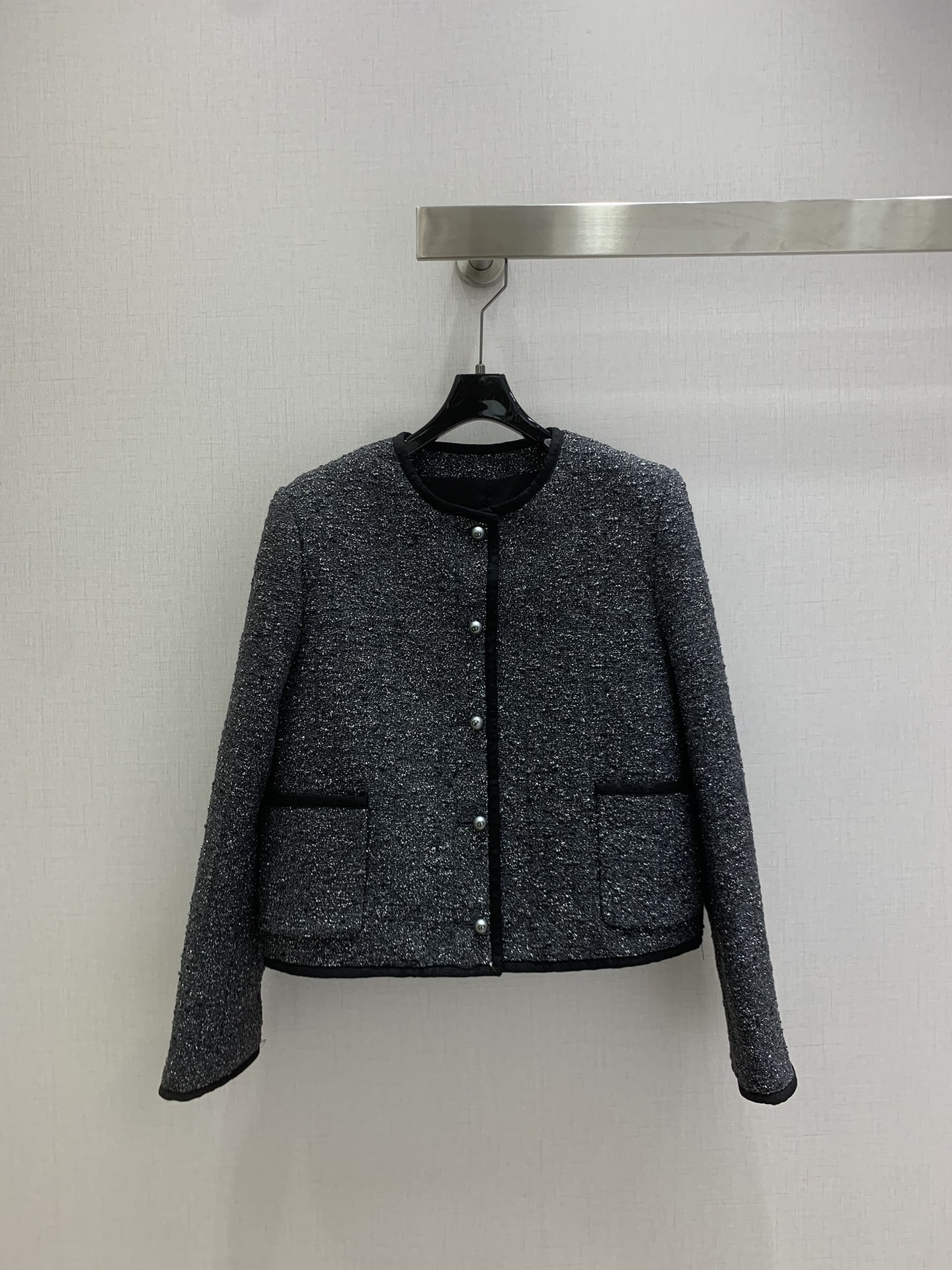 NO:592144,Highly recommended Dio*2025 autumn and winter new product Diana cannage pattern round neck jacket. Customized three-dimensional woven tweed fabric developed with spliced ​​webbing and contrasting colors. The fabric is three-dimensional and wide. The wool woven fabric is elegant and delicate. The CD pattern embossed silver buttons are also very special. The box-shaped cut has a three-dimensional sense on the upper body. It is capable and stylish and shows energy. French elegance, white and rich beauty must-have. One color SML code. High quality AB, dior, jackets & coats, alexander wang19860909强烈推荐 Dio*2025秋冬新品 戴妃藤格纹圆领外套 拼接织带撞色开发定制立体编织粗花呢面料立体挺阔 采用羊毛编织面料优雅精致 CD图案浮雕银色扣子也很特别 箱型版型剪裁上身很有立体感 干练有型很显精气神 法式优雅气质白富美必备 一个色 SML码 高品质AB,,dior,jackets & coats,alexander wang,Women's clothing