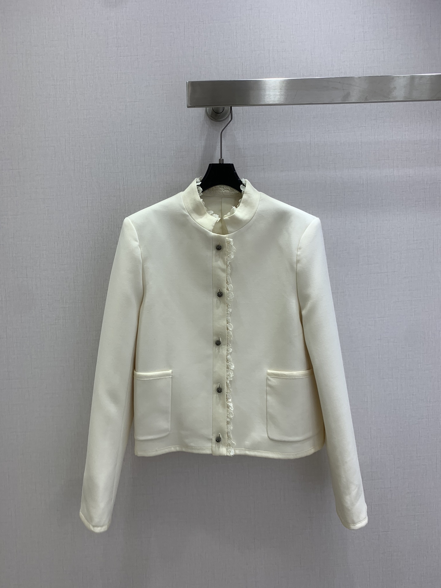 NO:591811,Highly recommended Dio*'s new autumn and winter lace blazer with small stand-up collar. The short classic version can be easily worn with a high-end tone. It can be worn with any figure. Easily have right-angled shoulders. Visually improve the proportion of the legs. It can be stylish or elegant. Stitched lace embellishment. Customized rhinestone CD buckle decoration. Easy to match. Versatile item for casual and important occasions. Two colors. SML code. High quality AB, dior, jackets & coats, business suit, alexander wang19860909强烈推荐 Dio*秋冬新品 蕾丝花边小立领西装外套 短款经典版型轻松穿出高级调性 任何身材都可 轻松拥有直角肩 视觉提高腿部比例 搭配起来可时髦可优雅 拼接蕾丝花边点缀 定制水钻CD扣饰装饰 轻松搭配 休闲重要场合通吃的百搭单品 两个色 SML码 高品质AB,,dior,jackets & coats,business suit,alexander wang,Women's clothing