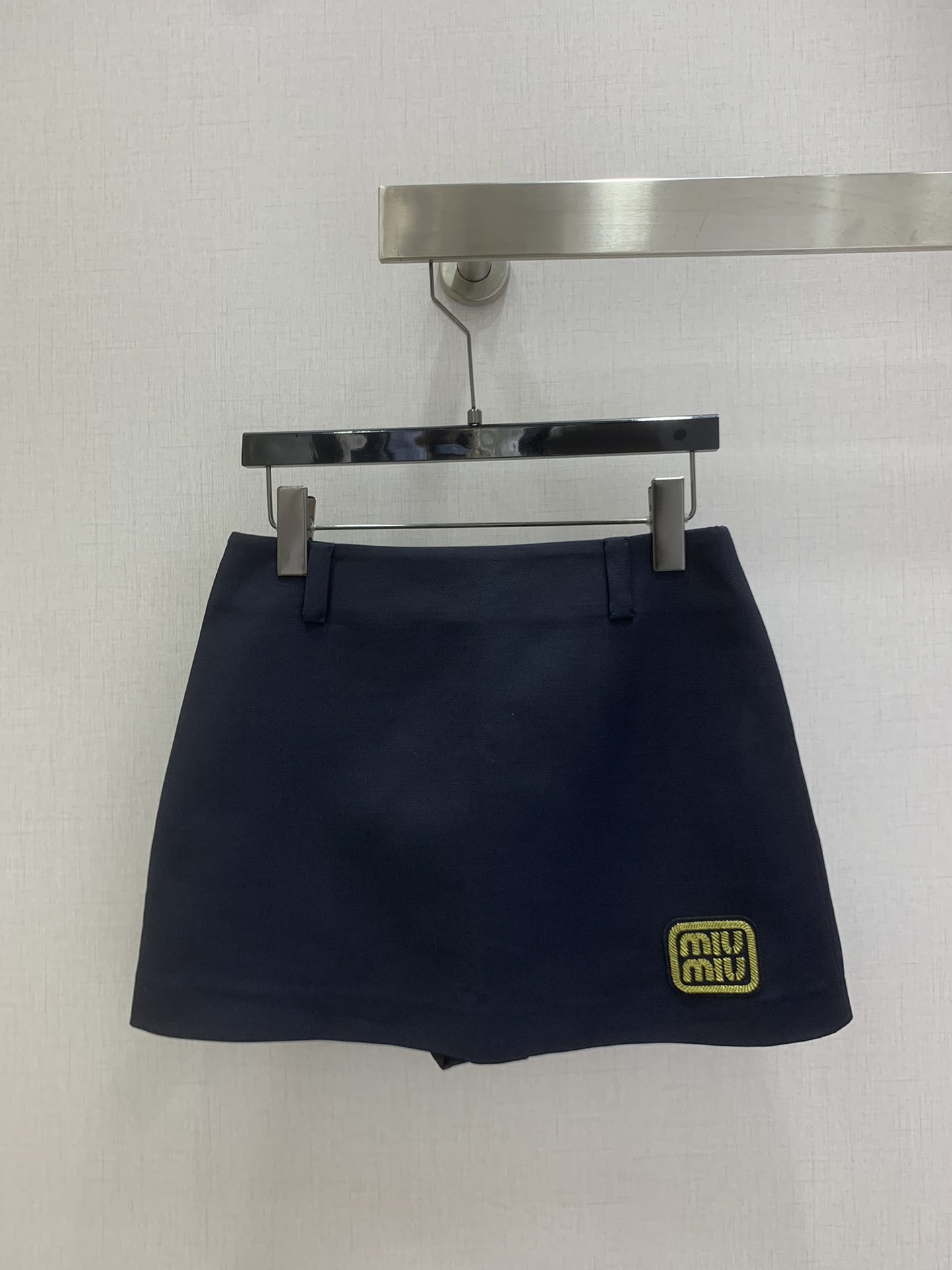 NO:592172,Highly recommended MiU* 2025 new autumn and winter style. Minimalist navy blue skirt. Many celebrities have the same style. Versatile small item. A must-have for daily outings. The short mini upper body comes with long-leg filters. The inner is shorts design to prevent exposure. Gold letter logo embellishment!  The navy blue color is very beautiful, casual, fashionable and high-end. The cut is just right and not too big. It can be easily controlled by any figure!  Create a cool and high-end feel. There are also jackets from the same series that can be matched with suits. One color SML code. High quality ABC, miumiu, skirts, shorts, jackets & coats, alexander wang19860909强烈推荐 MiU*2025秋冬新款 极简藏蓝色半裙 超多明星同款 百搭小单品 日常出街必备款 短款mini 上身自带长腿滤镜 内里是短裤设计 防走光哦 金线字母logo点缀 ！ 藏蓝色非常好看 休闲时髦又有高级感 版型剪裁恰到好处不会太大件 任何身材都可以轻松驾驭 ！打造飒爽高级感 还有同系列外套可以搭配套装 一个色 SML码 高品质ABC,,miumiu,skirts,shorts,jackets & coats,alexander wang,Women's clothing