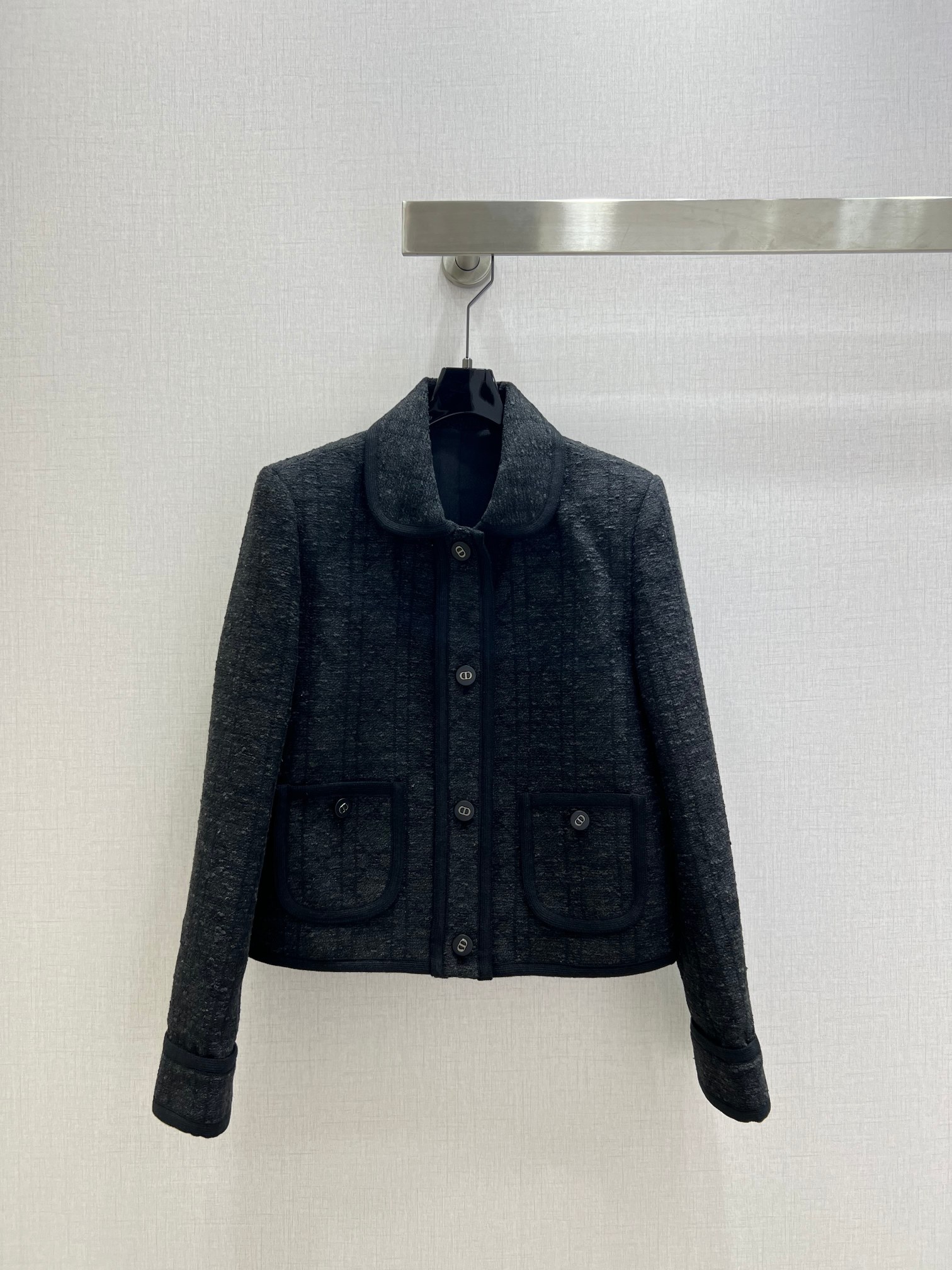 NO:605489,Highly recommended Dio* 2025 new autumn and winter product. Cannage pattern double pocket lapel jacket. Developed and customized three-dimensional black woven tweed fabric, three-dimensional and wide. Both colors are super age-reducing. The lapel is single-breasted and short. The H-shaped upper body makes the body slim and tall. Elegant and casual fashion and high-end. A must-have for French socialites, white and rich. One color SML code. High quality ABC, dior, jackets & coats, alexander wang19860909强烈推荐 Dio*2025秋冬新品 藤格纹双口袋翻领外套 开发定制立体黑色编织粗花呢面料立体挺阔 两个颜色都超减龄 翻领单排扣小短款H版型上身显瘦又高挑 优雅随性的时髦高级感 法式名媛风白富美必备 一个色 SML码 高品质ABC,,dior,jackets & coats,alexander wang,Women's clothing