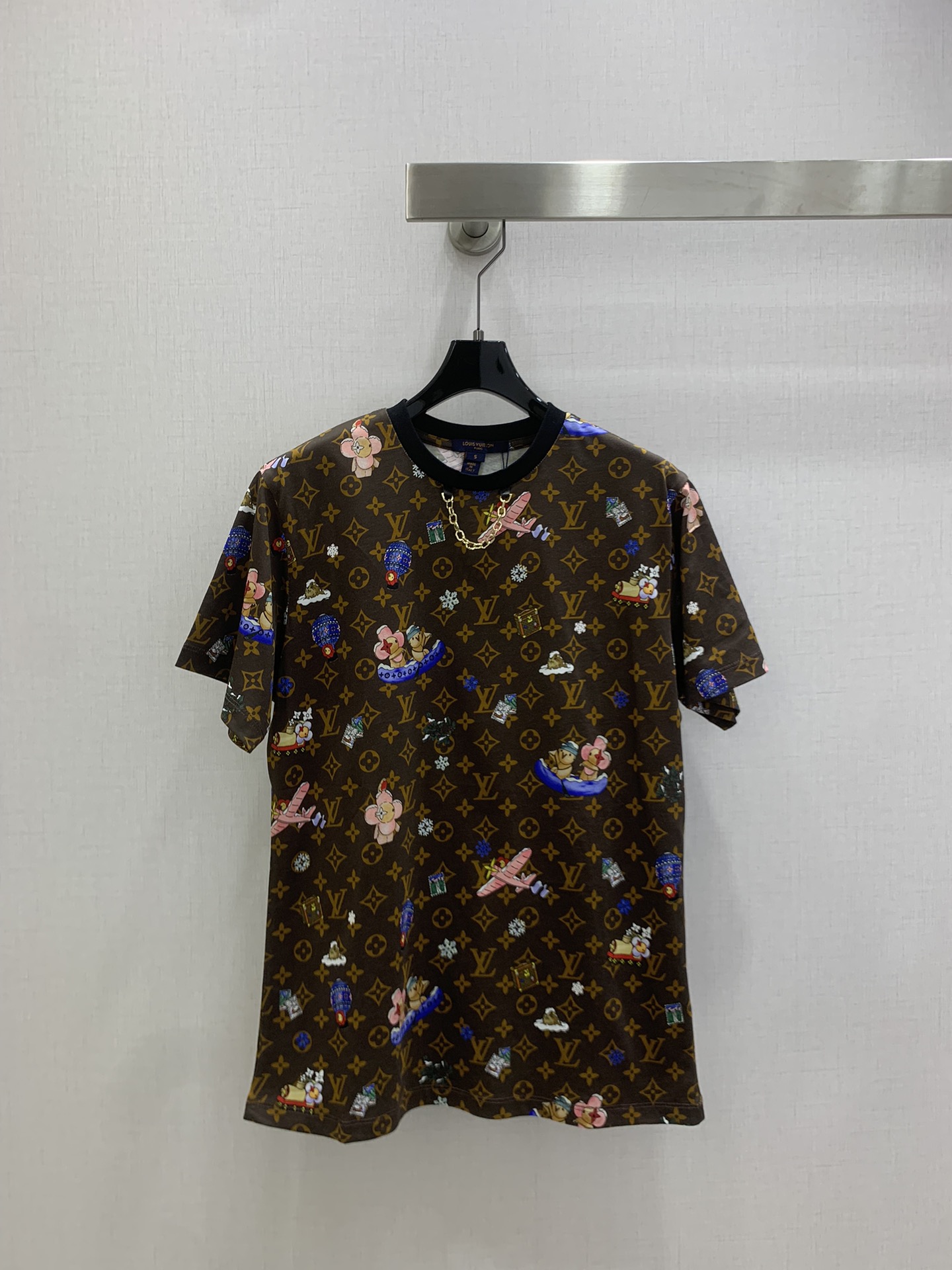 NO:605927,Highly recommended LV*2025 new autumn and winter doll printed chain short-sleeved T-shirt Christmas limited series #Customized YB twill cotton material, fine texture, breathable and comfortable, regular T-shirt cutting, highlighting the brand style, made of heavyweight pure cotton, slightly stretchy, showing a slimming visual effect, ready-to-wear embellished with four-leaf clover elements and letter logo decoration, and interspersed with figures such as airplanes, hot air balloons, rowing and other patterns, the letter chain is integrated to make the simple style more layered  , wear a casual and lazy style. One color SML code high quality ABC, louis vuitton, T-shirt, tees, t-shirt, alexander wang19860909强烈推荐 LV*2025秋冬新款 公仔印花链条短袖T恤 圣诞限定系列#定制YB斜纹全棉材质,质感细腻,透气舒适,常规T恤裁剪,凸显品牌格调,采用克重纯棉制成,略带有弹力,呈现显瘦视觉效果,成衣点缀四叶草元素和字母徽标装饰 ,再配合穿插公仔飞机热气球划船等图案,字母链条融入,让简单款式更显层次感 ,穿搭出休闲慵懒风格.一个色 SML码 高品质ABC,,louis vuitton,T-shirt,tees，t-shirt,alexander wang,Women's clothing