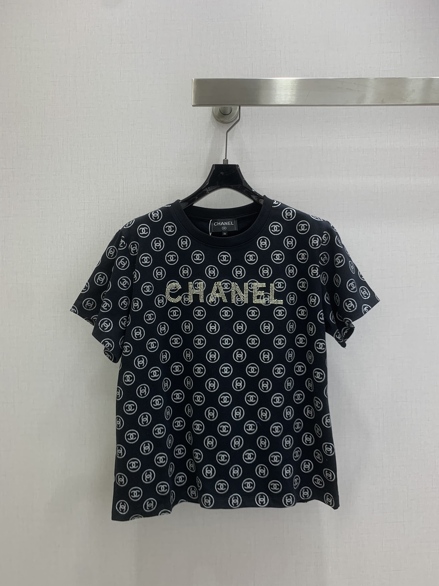 NO:605937,Highly recommended CHA*2025 new autumn and winter round neck printed beaded short-sleeved T-shirt. Customized YB twill cotton material, fine texture, stretchy and comfortable, regular round neck short-sleeved cut, embellished with diamond letter logo in the center of the chest, double C element printing all over the body, double echo to highlight the brand style, black and white contrast embellishment makes it more refreshing, and it is stylish when worn alone. Two colors SML code  High quality ABC,,T-shirt,tees,t-shirt,alexander wang19860909强烈推荐 CHA*2025秋冬新款 圆领印花订珠短袖T恤 定制YB斜纹全棉材质,质感细腻,弹力舒适,常规圆领短袖裁剪,胸口居中位置点缀烫钻字母徽标,通体满印双C元素印花,双重呼应凸显品牌格调,黑白撞色点缀更显清爽,单穿内搭都出彩时髦.两个色 SML码 高品质ABC,,T-shirt,tees，t-shirt,alexander wang,Women's clothing