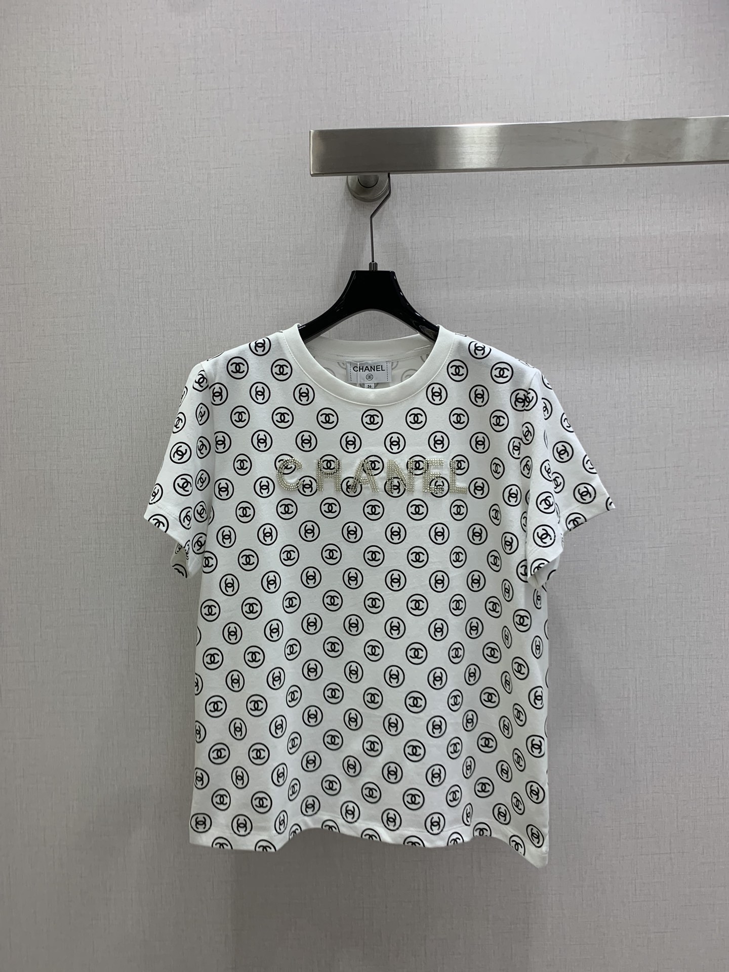 NO:605931,Highly recommended CHA*2025 new autumn and winter round neck printed beaded short-sleeved T-shirt. Customized YB twill cotton material, fine texture, stretchy and comfortable, regular round neck short-sleeved cut, embellished with diamond letter logo in the center of the chest, double C element printing all over the body, double echo to highlight the brand style, black and white contrast embellishment makes it more refreshing, and it is stylish when worn alone. Two colors SML code  High quality ABC,,T-shirt,tees,t-shirt,alexander wang19860909强烈推荐 CHA*2025秋冬新款 圆领印花订珠短袖T恤 定制YB斜纹全棉材质,质感细腻,弹力舒适,常规圆领短袖裁剪,胸口居中位置点缀烫钻字母徽标,通体满印双C元素印花,双重呼应凸显品牌格调,黑白撞色点缀更显清爽,单穿内搭都出彩时髦.两个色 SML码 高品质ABC,,T-shirt,tees，t-shirt,alexander wang,Women's clothing