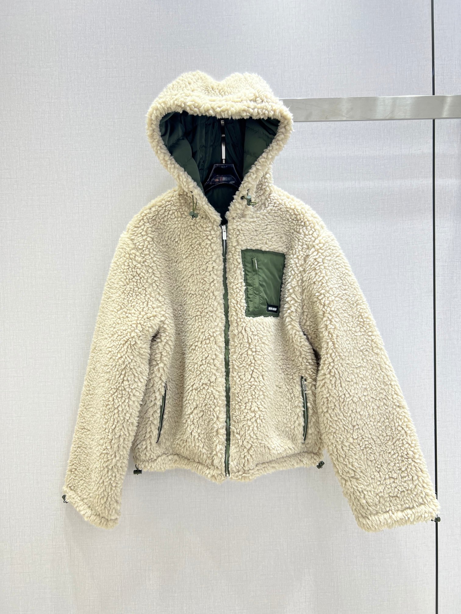NO:623719,Highly recommended MIU* new autumn and winter hooded plush zipper jacket Inspired by the sports aesthetics of the 90s, this down jacket adopts a mixed structure, the outer layer is combined with Teddy fabric, the inner layer is technical pongé, lightweight goose down filling, showing casual outdoor style. One color SML code High quality ABC,,miumiu,jackets & coats,jackets & coats,down jacket,hats,alexander wang19860909强烈推荐 MIU*秋冬新款 连帽毛绒拉链外套 受90年代运动美学启发,这款羽绒夹克采用混合结构,外层结合泰迪面料,内层为技术性pongé,轻盈鹅绒填充,展现休闲户外风格.一个色 SML码 高品质ABC,,miumiu,jackets & coats,jackets & coats,down jacket,hats,alexander wang,Women's clothing