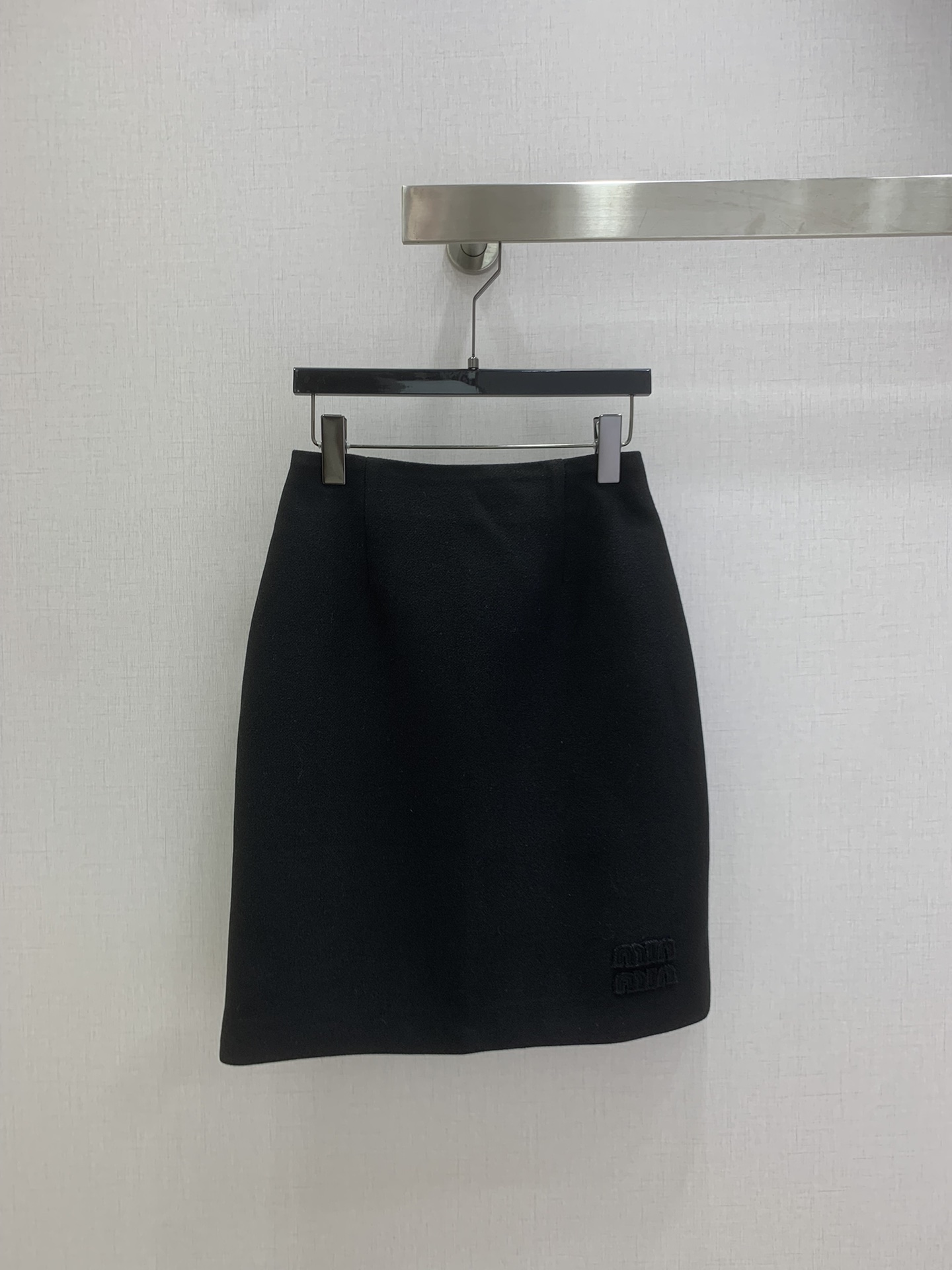 NO:626340,Highly recommended MIU* 2025 new autumn and winter woolen cloth skirt with slits at the back. Comfortable and versatile. Easy to match. A rare one!  The quantity is limited, so be quick. Soft, delicate and stylish. A must-have!  Three colors SMLXL code high quality ABC,,miumiu,skirts,alexander wang19860909强烈推荐 MIU*2025秋冬新款 羊毛本布后开衩半裙 舒适百搭 好搭配 不可多得的一款！数量有限要快 柔软细腻超有型 必备款！三个色 SMLXL码 高品质ABC,,miumiu,skirts,alexander wang,Women's clothing