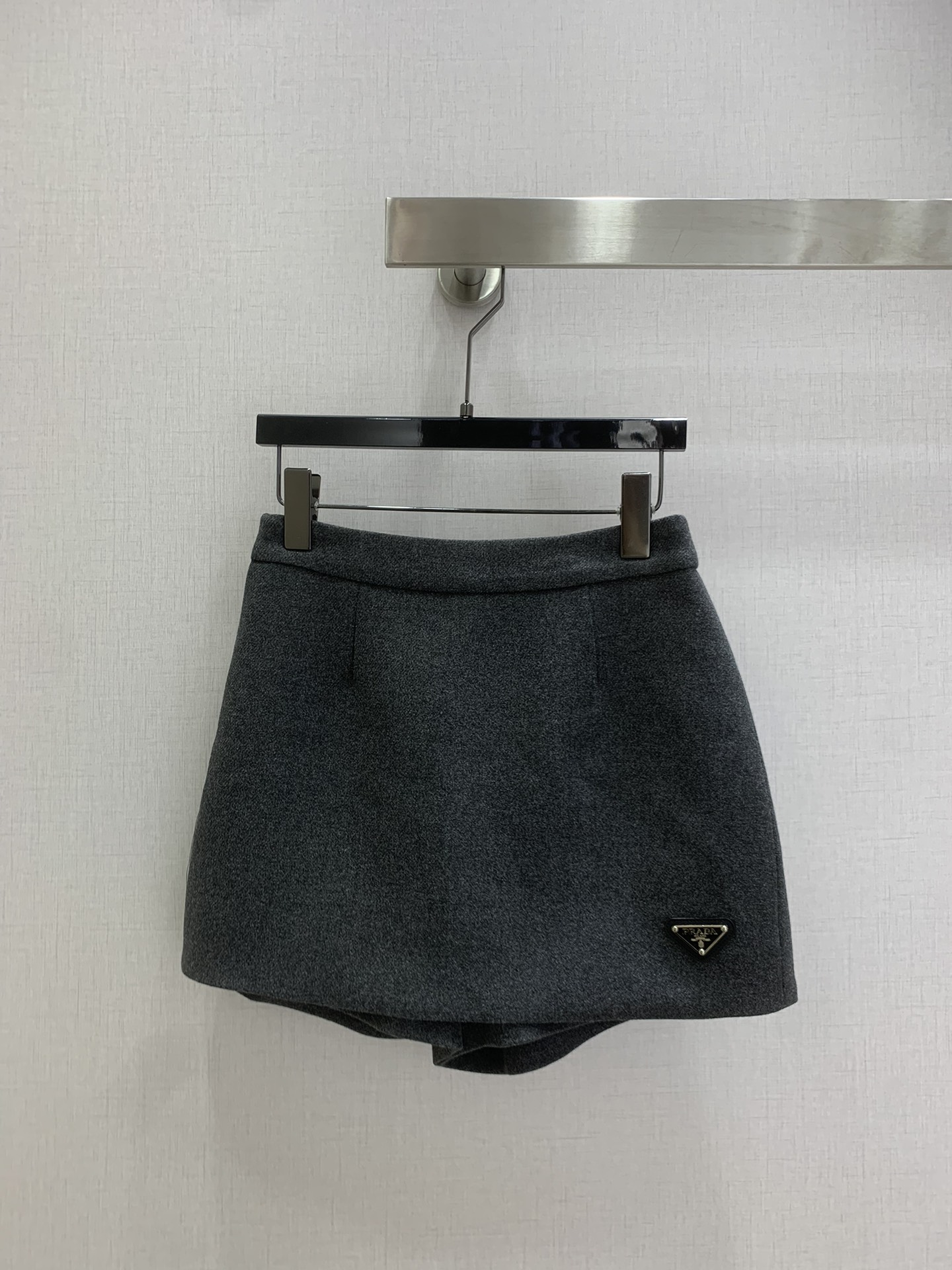 NO:626276,Highly recommended PRA* 2025 autumn and winter new style Triangular label fake two-piece culottes Fashionable crotch-covering, versatile slimming high-waisted A-hem culottes Three colors SMLXL code High quality ABC, prada, skirts, alexander wang19860909强烈推荐 PRA*2025秋冬新款 三角标假两件裤裙 时尚遮胯,百搭显瘦高腰A摆裤裙 三个色 SMLXL码 高品质ABC,,prada,skirts,alexander wang,Women's clothing