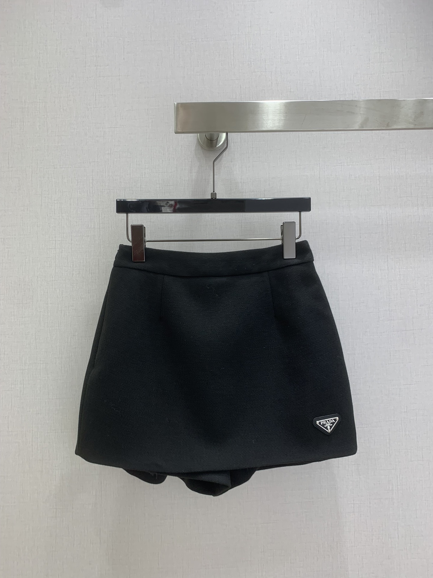 NO:626294,Highly recommended PRA* 2025 autumn and winter new style Triangular label fake two-piece culottes Fashionable crotch-covering, versatile slimming high-waisted A-hem culottes Three colors SMLXL code High quality ABC, prada, skirts, alexander wang19860909强烈推荐 PRA*2025秋冬新款 三角标假两件裤裙 时尚遮胯,百搭显瘦高腰A摆裤裙 三个色 SMLXL码 高品质ABC,,prada,skirts,alexander wang,Women's clothing