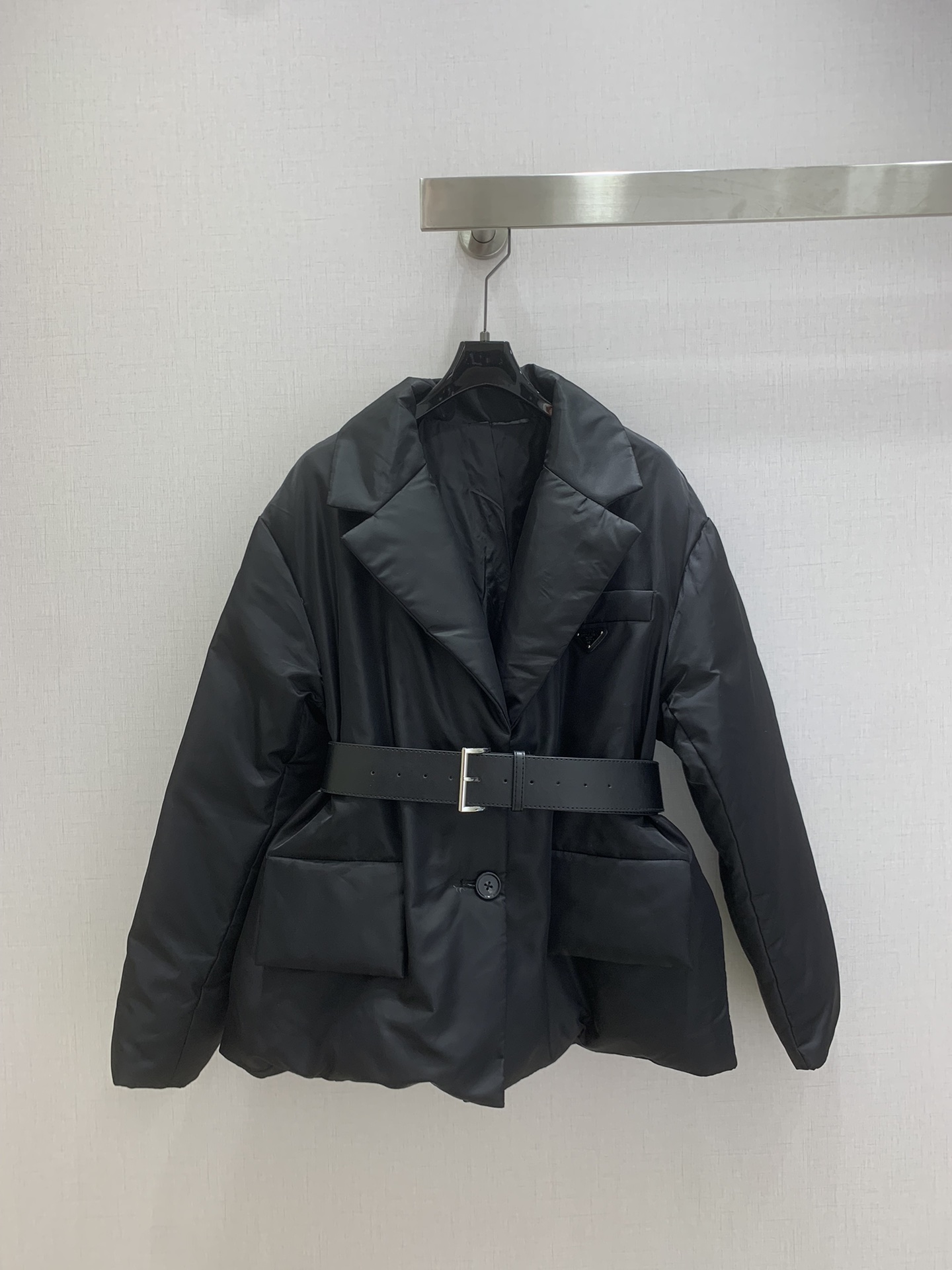 NO:629966,Comes with dust bag, highly recommended PRA*2025 autumn and winter new style, belt logo down jacket, classic triangle decoration, matching belt, very good fluffy, excellent warmth, full of western style, one color SML code, high quality ABC,, prada, jackets & coats, down jacket, alexander wang19860909配防尘袋强烈推荐 PRA*2025秋冬新款 腰带徽标羽绒服外套 经典三角牌装饰 搭配腰带 蓬松度非常好 保暖性极佳 版型洋气十足 一个色 SML码 高品质ABC,,prada,jackets & coats,down jacket,alexander wang,Women's clothing