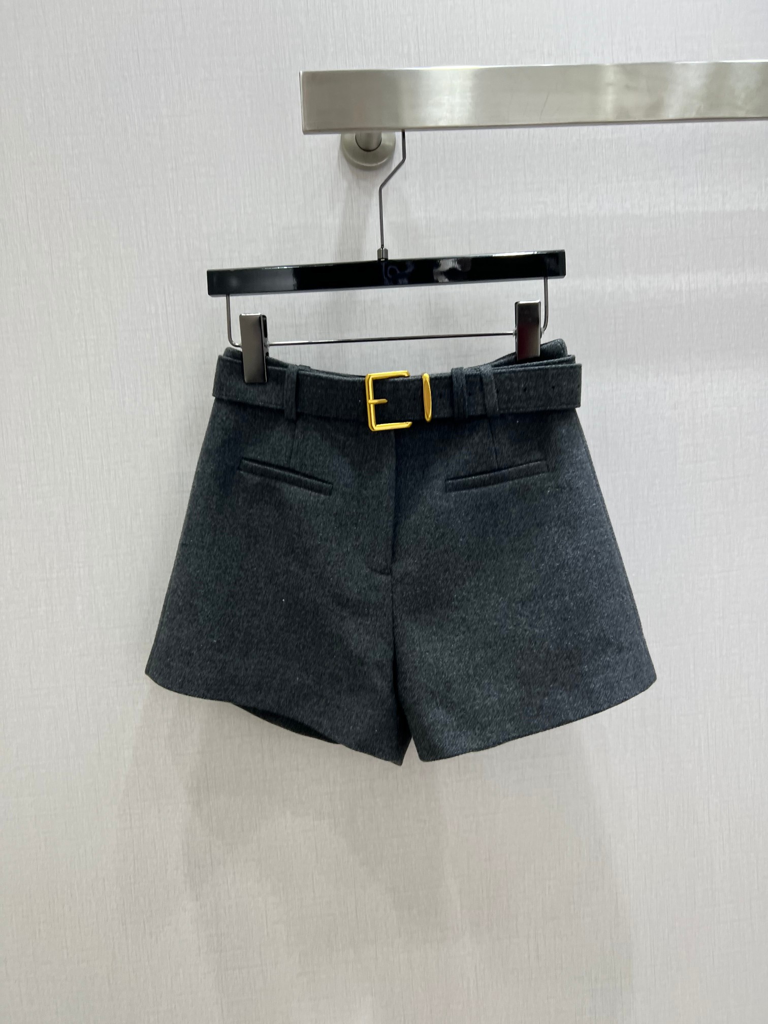 NO:663389,Highly recommended MIU* new autumn and winter style, high-waisted wool belt shorts, versatile slimming and super straight A-line wide-leg shorts, with customized belt, full of texture, elegant design, OK for daily OL, a fashionable straight skirt with unique charm, four colors, SMLXL code, high quality ABC,, miumiu, skirts, shorts,  19860909强烈推荐 MIU*秋冬新款 高腰羊毛腰带短裤 百搭显瘦超正A字阔腿短裤 配定制皮带 质感十足 优雅气质设计 日常OL都OK 一款具有独特魅力的时尚直筒裙 四个色 SMLXL码 高品质ABC,,miumiu,skirts,shorts, ,Women's clothing