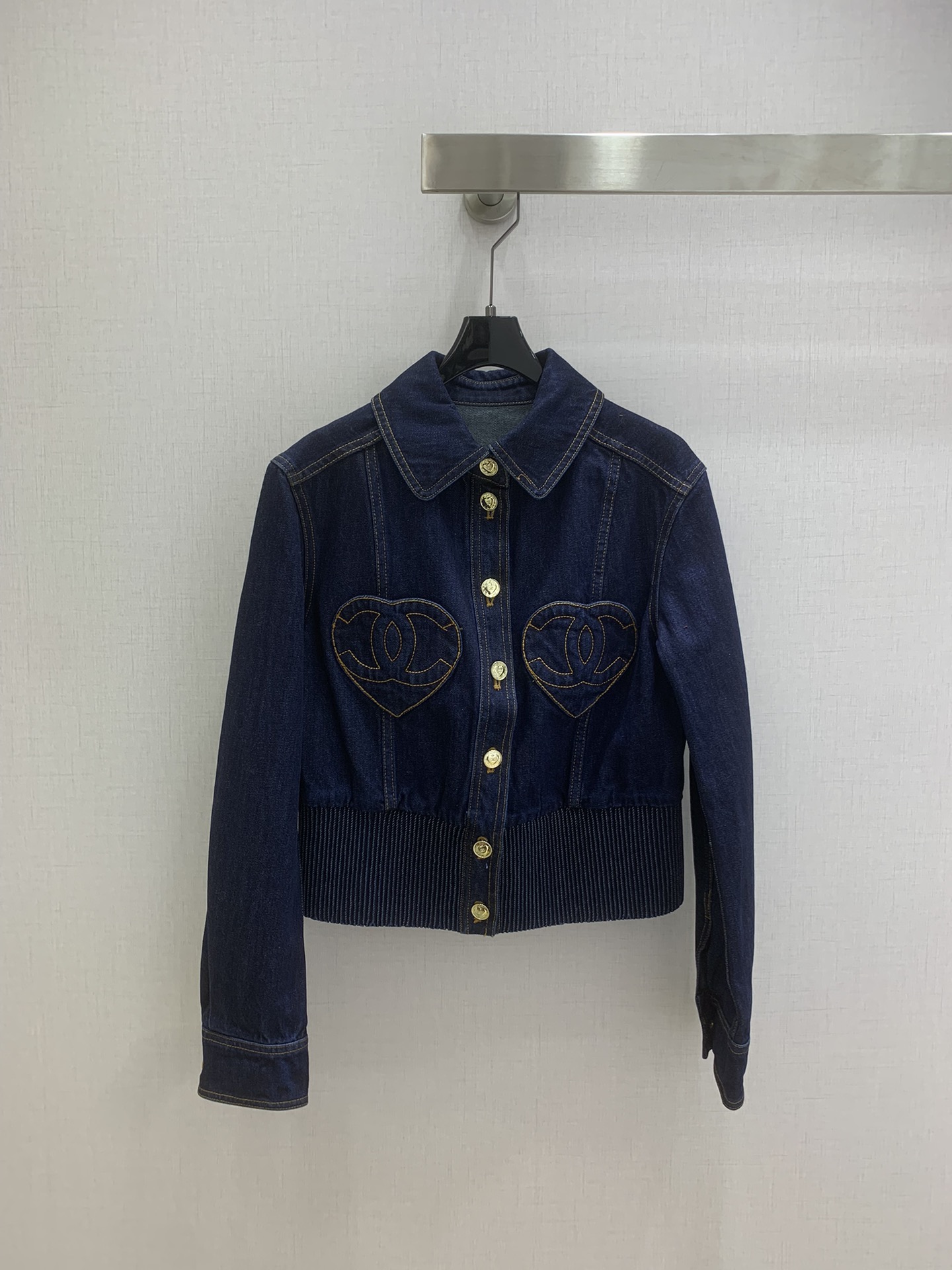 NO:715962,Highly recommended for the early spring of 26, the new love double C denim jacket has a temperamental lapel, a short style and a hemline style that makes you tall and slim, and the custom heart-shaped double C pocket patchwork design is cute, sweet, cool and advanced!  It combines French elegance with light luxury and leisure. It is versatile and not picky. It is made of enzyme washed denim fabric!  Two colors SML code high quality AB,,jackets & coats,jackets & coats,19860909强烈推荐 26早春新款 爱心双C牛仔夹克外套,气质翻领小短款束摆版型上身高挑又显瘦,定制心形双c口袋贴绣设计可爱甜酷又高级！融合了法式优雅与轻奢休闲感百搭不挑人,酵素洗水牛仔面料！两个色 SML码 高品质AB,,jackets & coats,jackets & coats,,Women's clothing