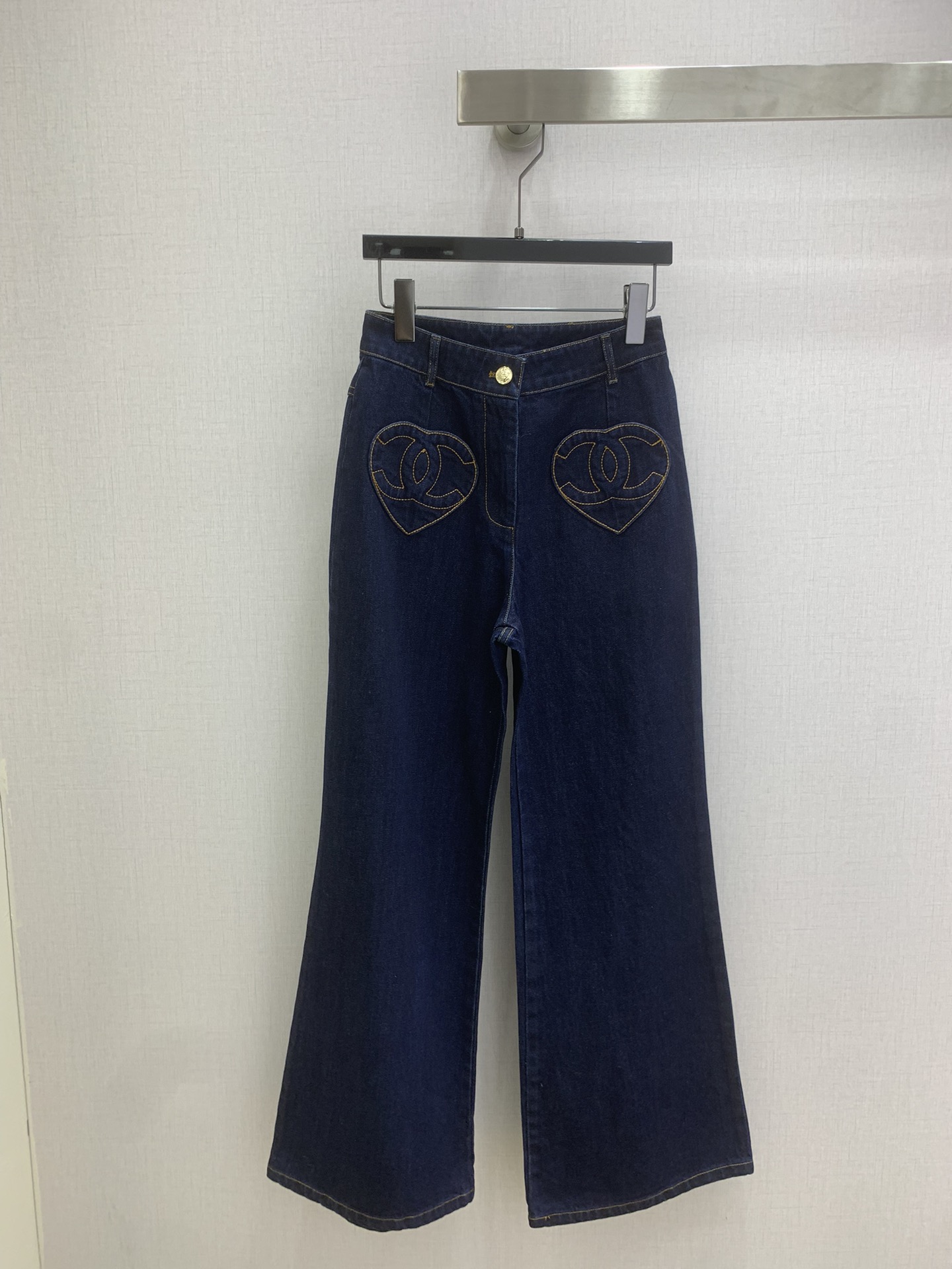 NO:715985,Highly recommended for the early spring of 26, the new love double C denim trousers, mid-high waisted and bootcut trousers are cut to make you taller and slimmer, and the custom heart-shaped double C pocket patchwork design is cute, sweet, cool and advanced!  It combines French elegance with light luxury and leisure. It is versatile and not picky. It is made of enzyme washed denim fabric!  Two colors SML code high quality AB,,19860909强烈推荐 26早春新款 爱心双C牛仔长裤,中高腰微喇裤版型剪裁上身高挑又显瘦,定制心形双c口袋贴绣设计可爱甜酷又高级！融合了法式优雅与轻奢休闲感百搭不挑人,酵素洗水牛仔面料！两个色 SML码 高品质AB,,,Women's clothing