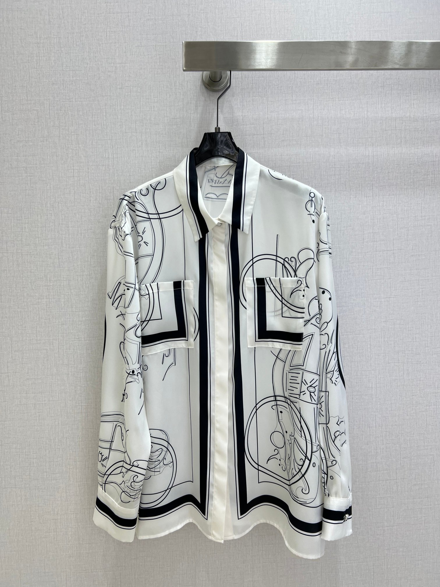 NO:716396,Highly recommended 26 early spring new silk printed shirt. Silk material, smooth and light to the touch, super comfortable to wear ~ black and white abstract line printing, full of artistic sense and highly recognizable. Classic lapel + double pocket design, exquisite details, neat tailoring, easy to control in daily or formal occasions. Paired with the same series of skirts or simple trousers, you can easily get the elegant temperament. One color SMLXL code, high quality AB,, skirts, shirts, real silk,19860909强烈推荐 26早春新款 真丝印花衬衫 真丝材质,触感柔滑轻盈,穿着超舒适～黑白抽象线条印花,艺术感满满,辨识度超高.经典翻领+双口袋设计,细节精致,剪裁利落,日常或正式场合都能轻松驾驭.搭配同系列半裙或简约裤装,优雅气质轻松get 一个色 SMLXL码 高品质AB,,skirts,shirts,real silk,,Women's clothing