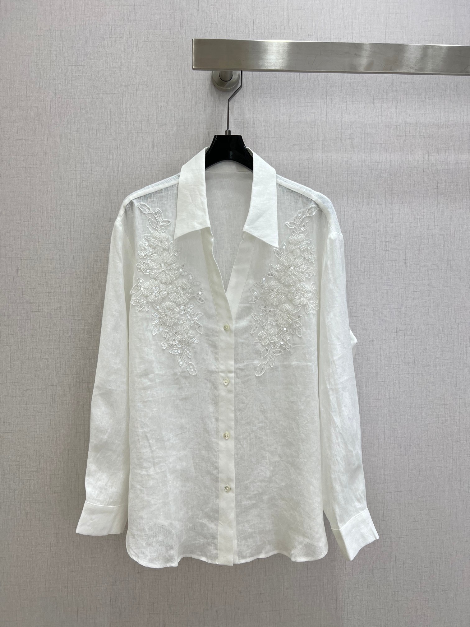 NO:737309,Highly recommended 26 early spring new style Heavy-duty embroidered shirt, a minimalist and intellectual beauty to wear in early spring. It uses the purest colors to create a cool and elegant feeling. The upper body is gentle and powerful. It has a very special temperament, coupled with a unique texture, a relaxed and lazy feeling is coming out. The sequin embroidery process + pure hand-made beading sewing are very delicate and not too eye-catching. The handwork is really time-consuming and labor-intensive. It is exclusively made of linen material. The texture is smooth and soft without losing the texture. Used The post-processing process is soft and washable, making the upper body softer. It also provides excellent comfort and breathability. There are three-dimensional embroidery and sequins on both sides of the body. The detailed threading creates a layered beauty, shining with a slight luster. It is complex but exquisite, adding gorgeousness and sophistication. It also makes the same linen shirt a big highlight. The entire version is a loose H-shaped wide version + lapel design with no body restrictions, making walking more comfortable, comfortable and unconstrained One color SML code high quality ABC, shirts,19860909强烈推荐 26早春新款 重工绣花衬衫,早春穿搭极简知性美,用最纯粹的颜色穿出清冷素雅感,上身温柔又有力量,有种很特别的气质,加上独有的质感,松弛慵懒感呼之欲出.盘花珠片绣工艺+纯手工钉珠缝制,很精致也不会过于惹眼,手工真的巨耗时耗力,独家客供定制全亚麻的材质,质地垂顺,柔软不失肌理感.采用后工艺柔软洗,上身更加轻柔.同时赋予出色的舒适度和透氣性.衣身两侧附有立体盘绣和珠片.细节走线营造层次美感,闪耀着散发微微光泽.复杂但精緻,增加了华丽精致的同时.也让千篇一律的亚麻衬衫有了大大的亮点.整个版型是宽松H型阔版+翻领设计无身材限制,行走间更加自在舒适不拘束 一个色 SML码 高品质ABC,,shirts,,Women's clothing