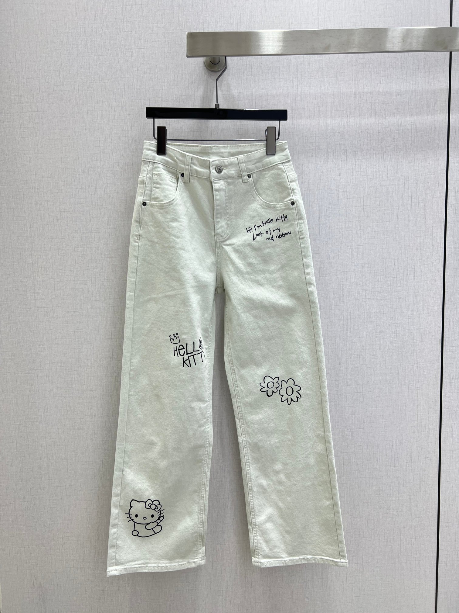 NO:747780,Highly recommended for 26 early spring new style. Printed embroidered kt cat denim trousers. Comes with standard hair. Made of denim cotton fabric, processed with enzyme washing process. Back pocket embroidery design details. Online straight version, slimming and covering the flesh. Any body shape can control customized hardware accessories. One color. 343638 code. High quality ABC,,19860909强烈推荐 26早春新款 印花刺绣kt猫牛仔长裤 配标发 采用牛仔棉面料对版酵素水洗工艺处理后口袋刺绣设计细节在线直筒版型显瘦遮肉任何身形都可驾驭定制五金配件 一个色 343638码 高品质ABC,,,Women's clothing