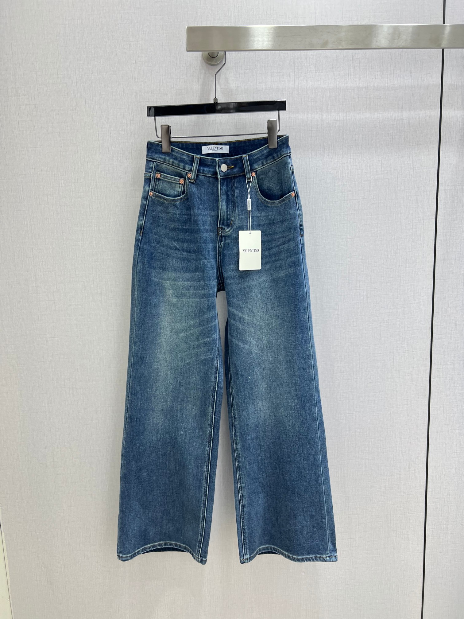 NO:747776,Highly recommended 26 early spring new style denim trousers with pocket metal logo. Made of crisp textured denim fabric. The gold V decorative design on the pocket is the finishing touch. It has a loose straight fit and modifies the leg shape. The overall upper body is very fashionable. It is no problem for daily commuting. One color, SMLXL code, high quality ABC,,19860909强烈推荐 26早春新款 口袋金属标牛仔长裤 采用质感挺括的牛仔面料 口袋金色V装饰设计点睛之笔很有质感 宽松直筒版型 修饰腿型 整体上身很时髦 日常通勤都没问题 一个色 SMLXL码 高品质ABC,,,Women's clothing