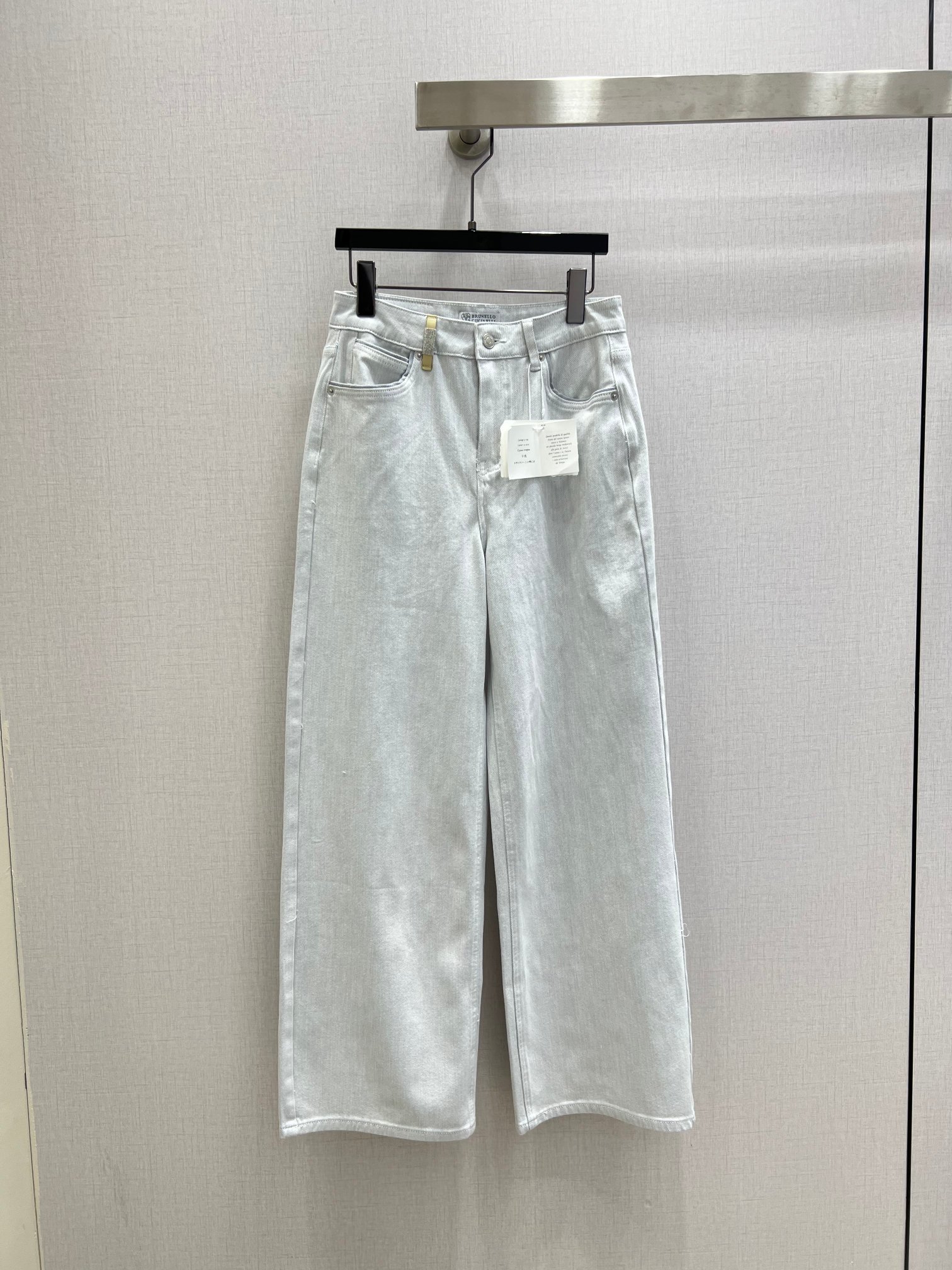 NO:747772,Highly recommended for the early spring of 26, simple light blue denim trousers, using blue pattern dyeing technology, a special dyeing technology that mechanically fixes insoluble pigments on the surface of the fabric through a polymer adhesive, simulating the denim style and achieving the effect through washing treatment. The fabric texture is soft and skin-friendly, and the upper body is super comfortable. There is no sense of restriction or blocking. The color system is very beautiful and shows your temperament!  One color SMLXL code high quality ABC,,19860909强烈推荐 26早春新款 简约浅蓝牛仔长裤 采用碧纹染工艺 通过高分子粘合剂 将不溶性颜料机械固着于织物表面的特殊染色技术 模拟牛仔布风格 通过水洗处理达到效果面料质地柔软亲肤 上身超级舒服 没有束缚感 也不卡档 色系很好看 很显气质！一个色 SMLXL码 高品质ABC,,,Women's clothing