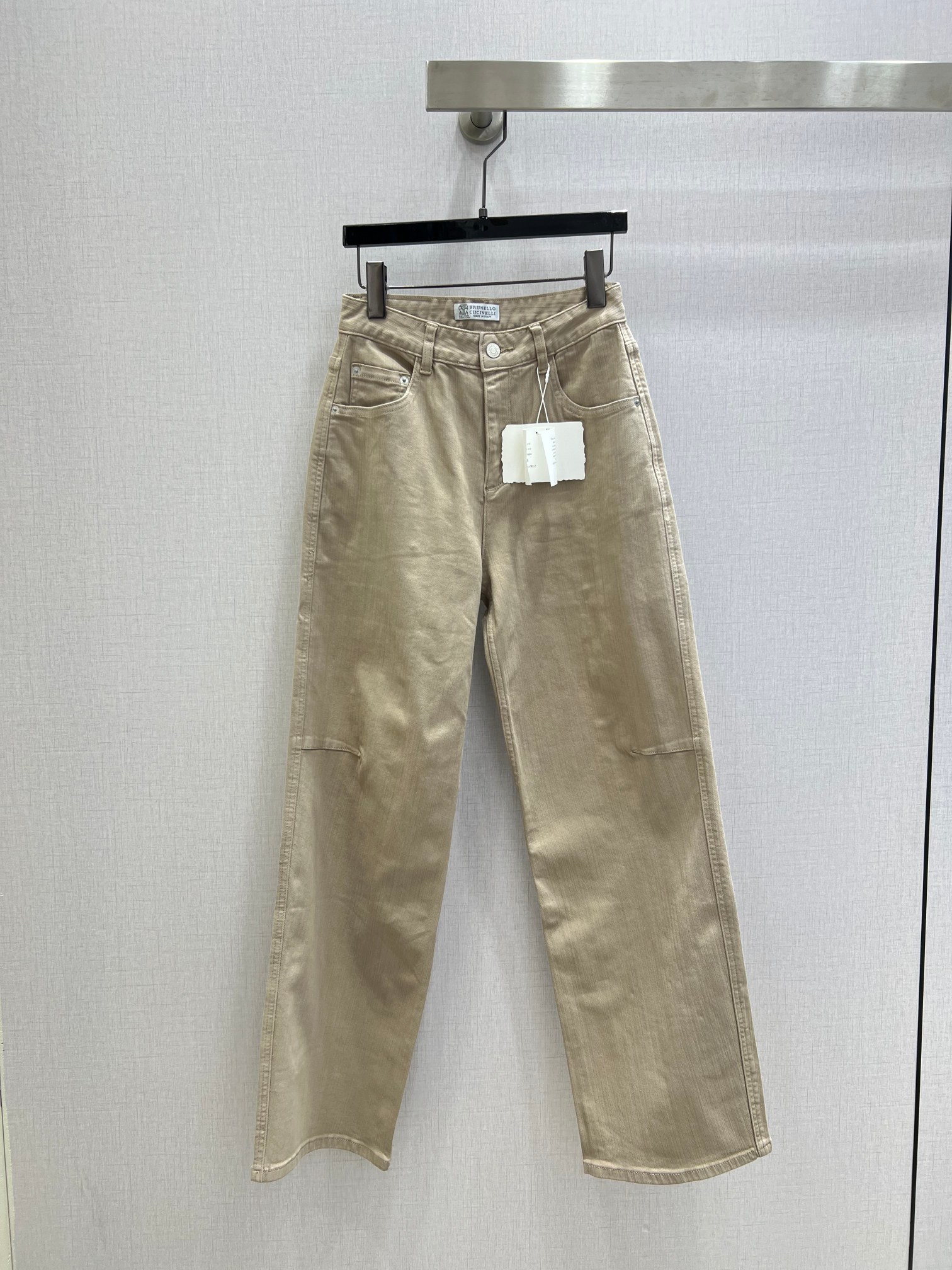 NO:747768,Highly recommended for the early spring of 26. Simple stretch denim trousers. A pair of trousers with a full old money style. The khaki color matches well. Made of elastic cotton fabric. The pants have very delicate texture. The upper body does not feel restrained. The luster is soft and smooth. The upper body is slimmer in a high-waisted version. One color, SMLXL code, high quality ABC,,19860909强烈推荐 26早春新款 简约弹力牛仔长裤 老钱风十足的一款长裤 卡其色系很好搭配 采用弹力棉面料 裤子纹路很细腻 上身没束缚感 光泽柔和手感细滑 高腰版型 上身显瘦 一个色 SMLXL码 高品质ABC,,,Women's clothing